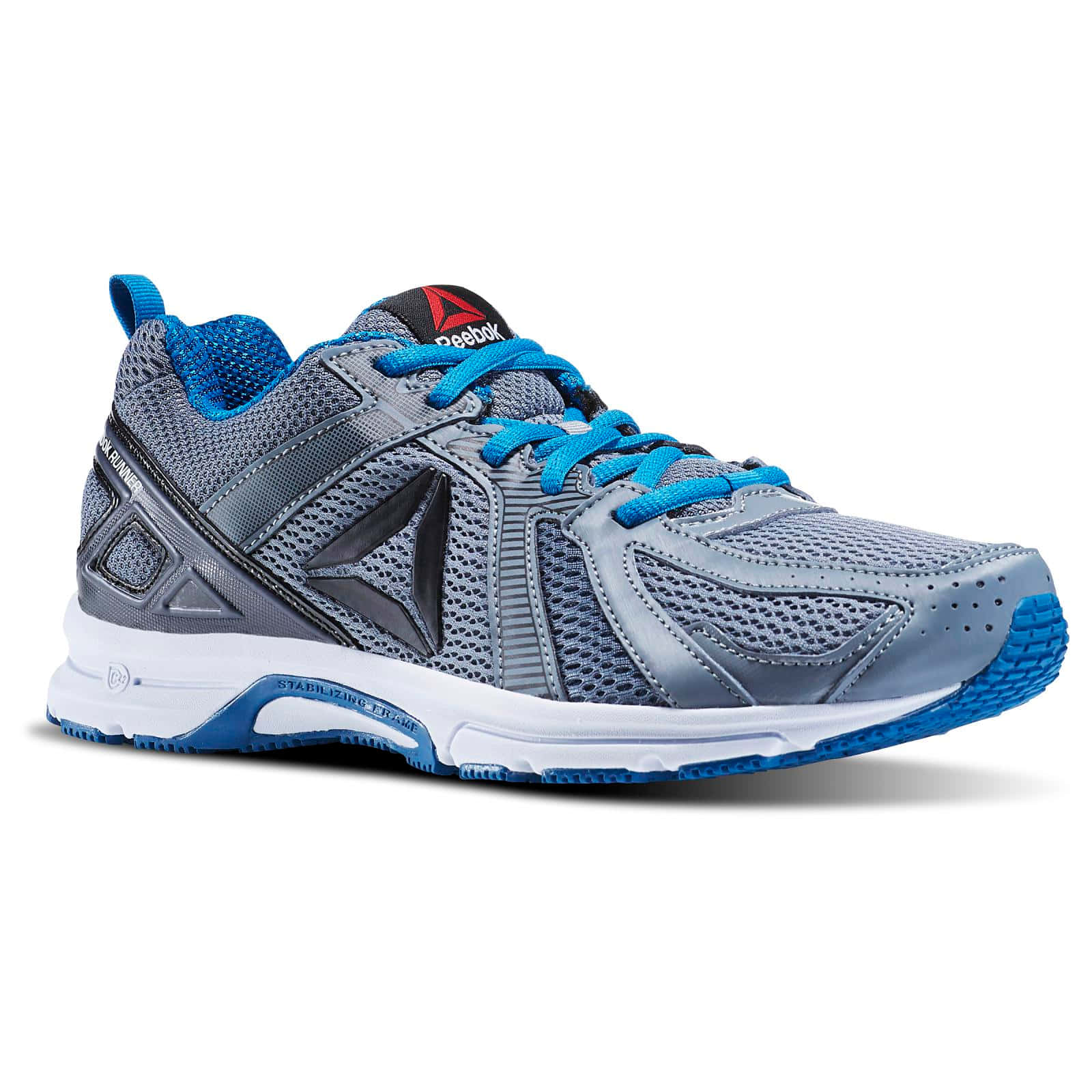 Reebok 桌布 壁紙 — 時尚灰色和藍色 Reebok 訓練鞋，配備網眼鞋面和白色鞋底，在工作室燈光下展示。