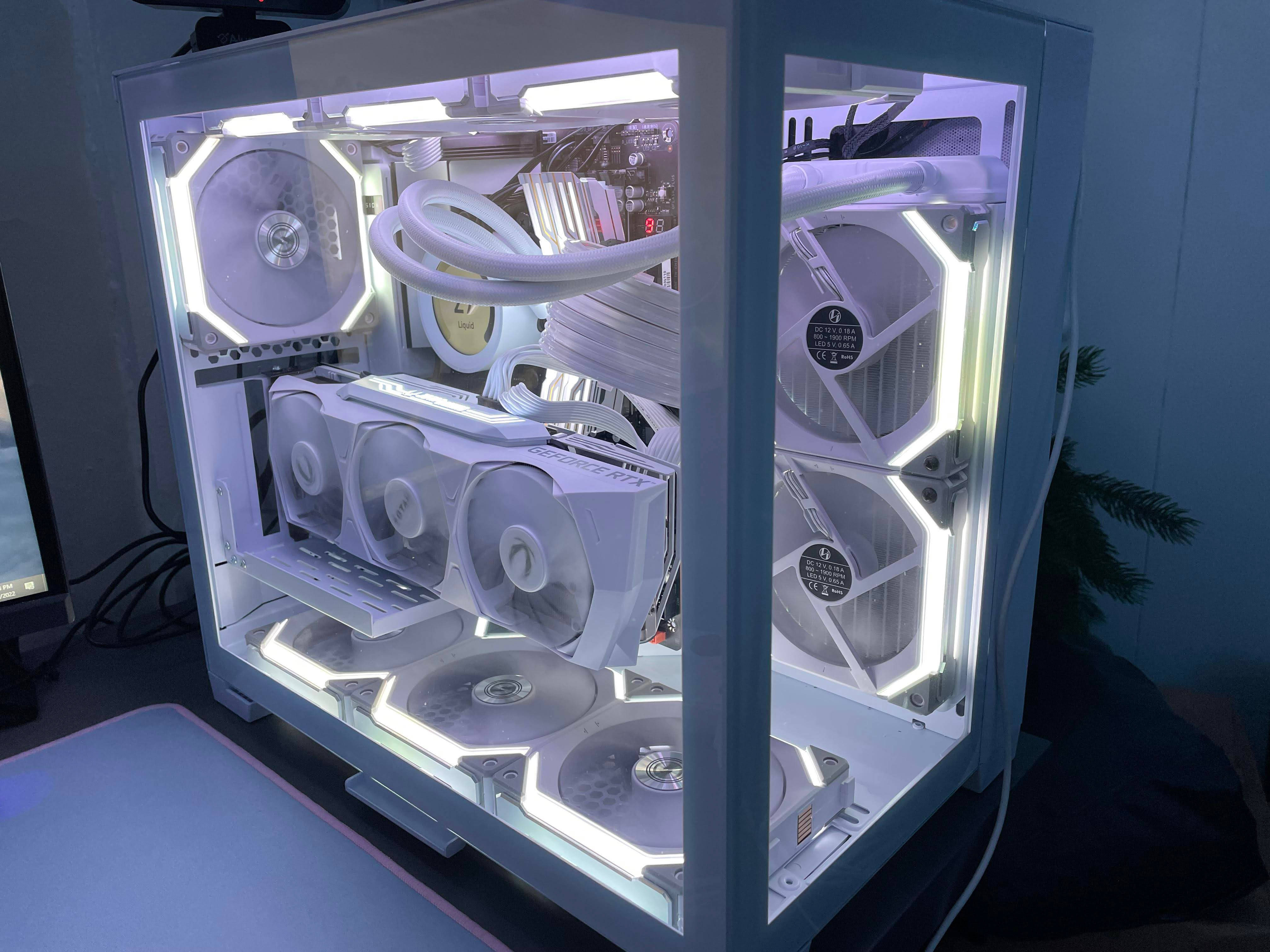 White Pc 桌布 壁紙 — 時尚白色電腦機殼，內部組件和風扇在柔和藍光下發光。