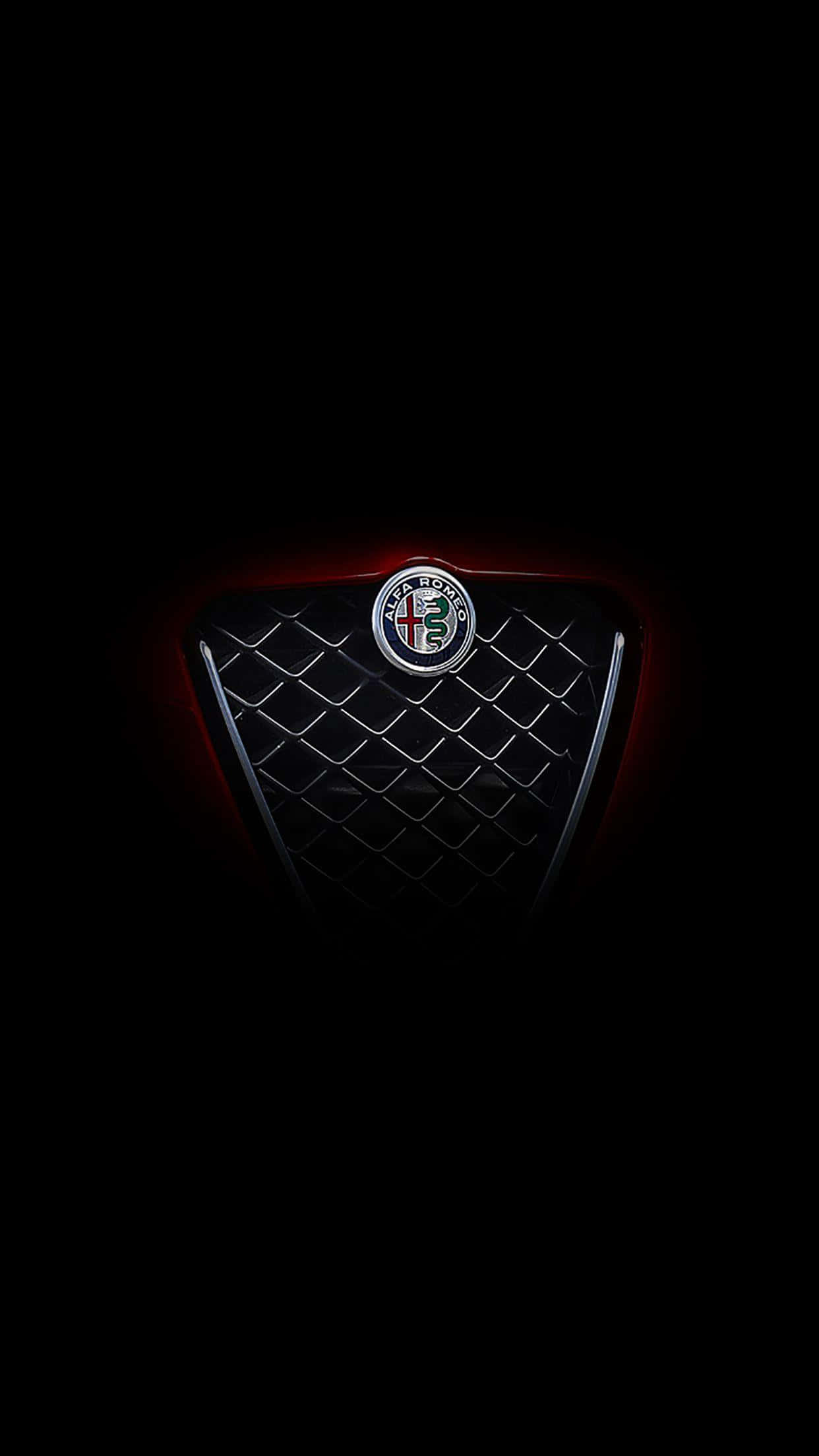 愛快羅密歐 桌布 壁紙 — 時尚的 Alfa Romeo 格柵徽章在漆黑背景下發出紅色重點照明。