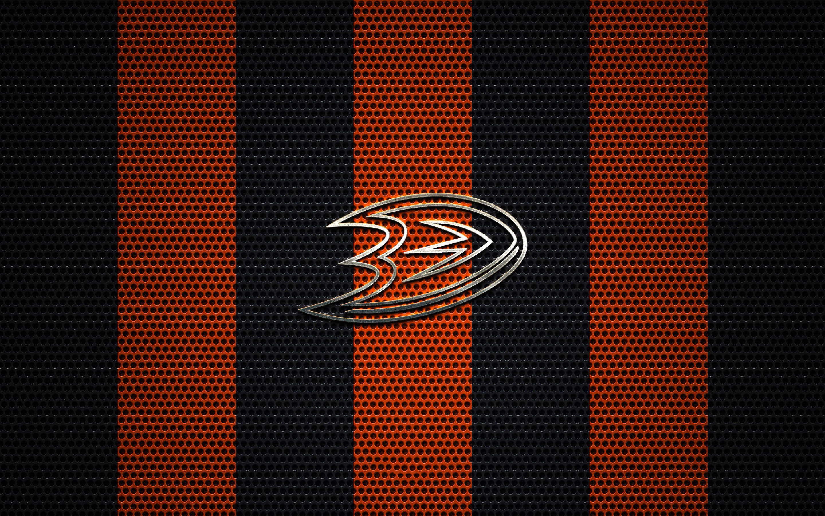 ducks 桌布 壁紙 — 時尚的 Anaheim Ducks 標誌在鮮明的橙色和黑色穿孔條紋上閃耀著銀色光芒。