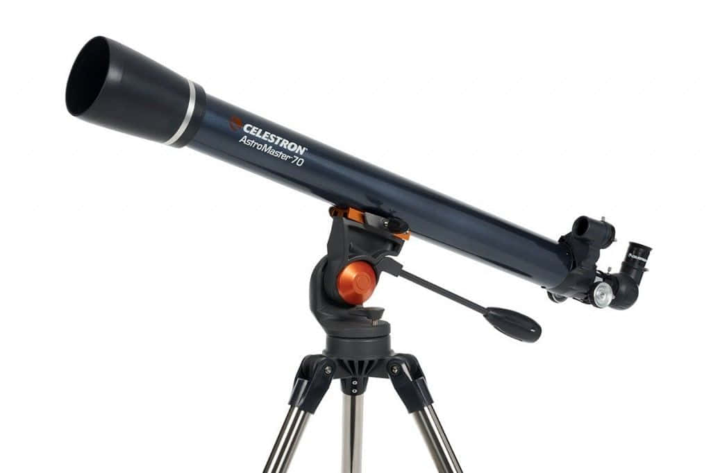 astronomy 桌布 壁紙 — 時尚的 Celestron AstroMaster 70 望遠鏡安裝在三腳架上，背景為純白色。