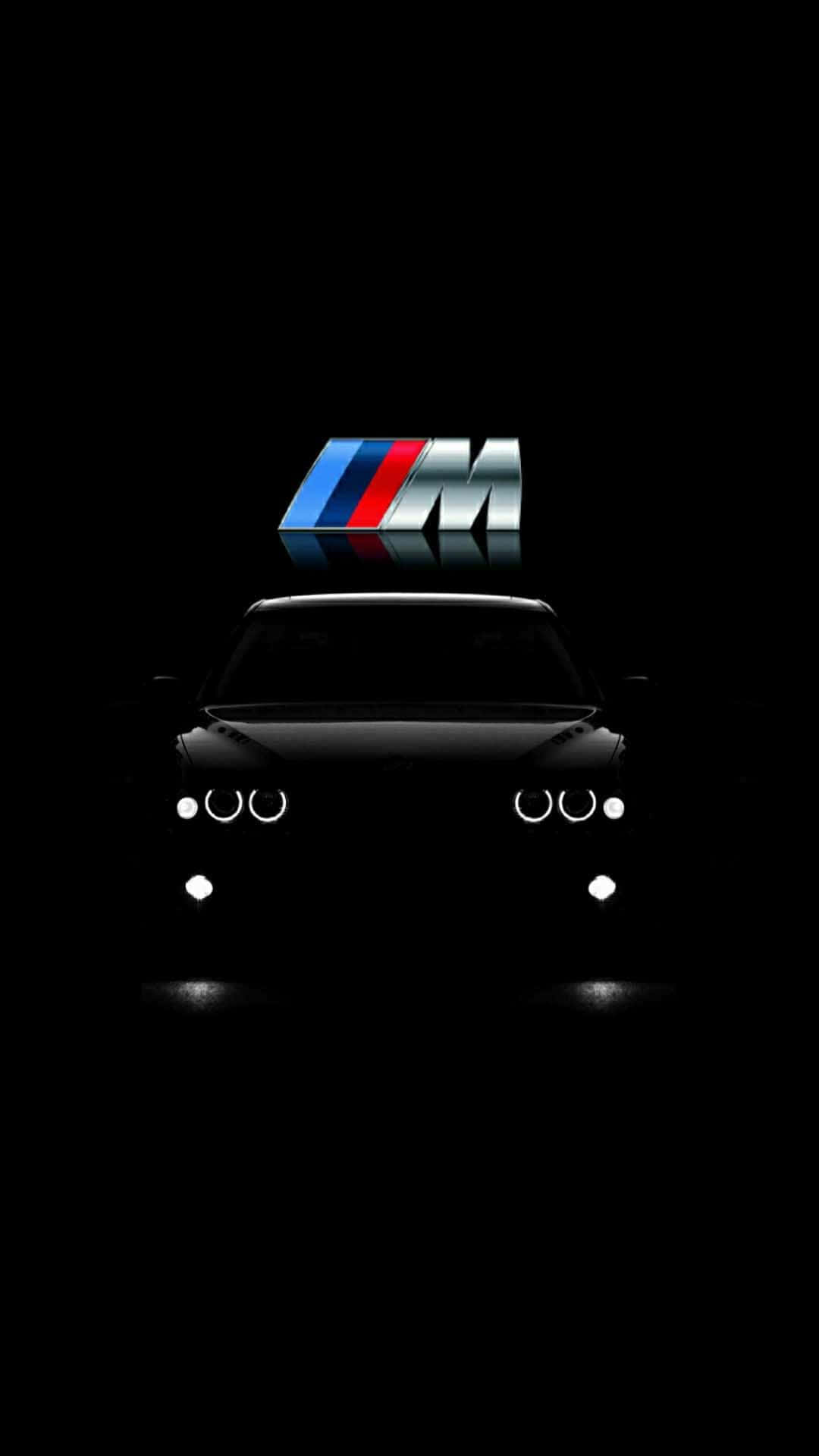 Bmw iPhone 桌布 壁紙 — 時尚的BMW M車輪廓在漆黑背景上閃爍著車頭燈，上方有發光的M標誌。