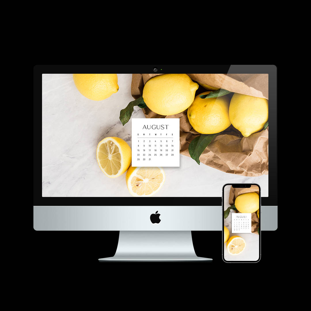 August 2021 Calendar 桌布 壁紙 — 時尚的iMac和iPhone展示了大理石上亮黃色檸檬和八月日曆的匹配桌布。