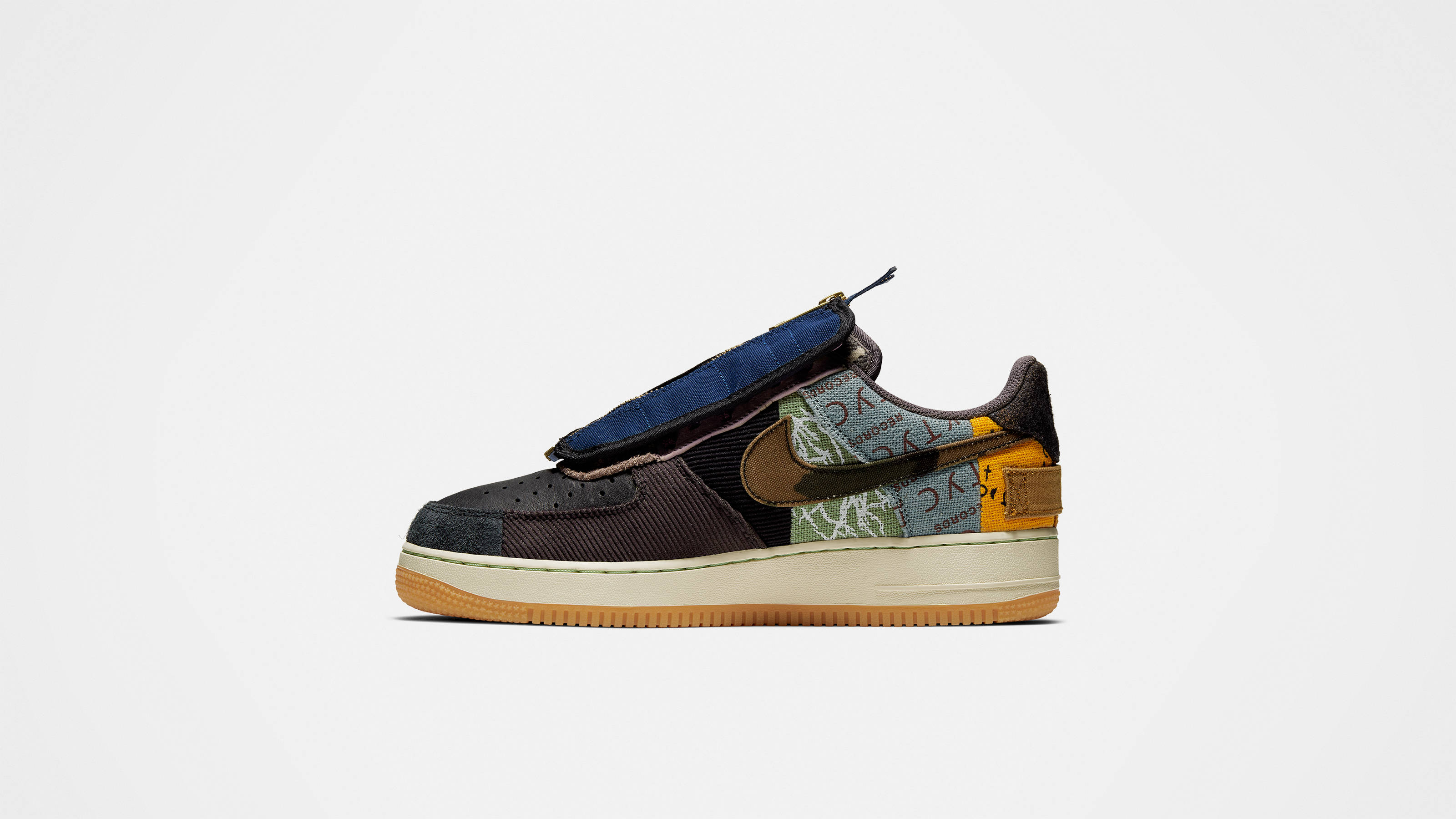 仙人掌傑克 桌布 壁紙 — 時尚的Nike Air Force 1運動鞋，帶有拼布面料點綴和藍色帶子，背景為純白色。