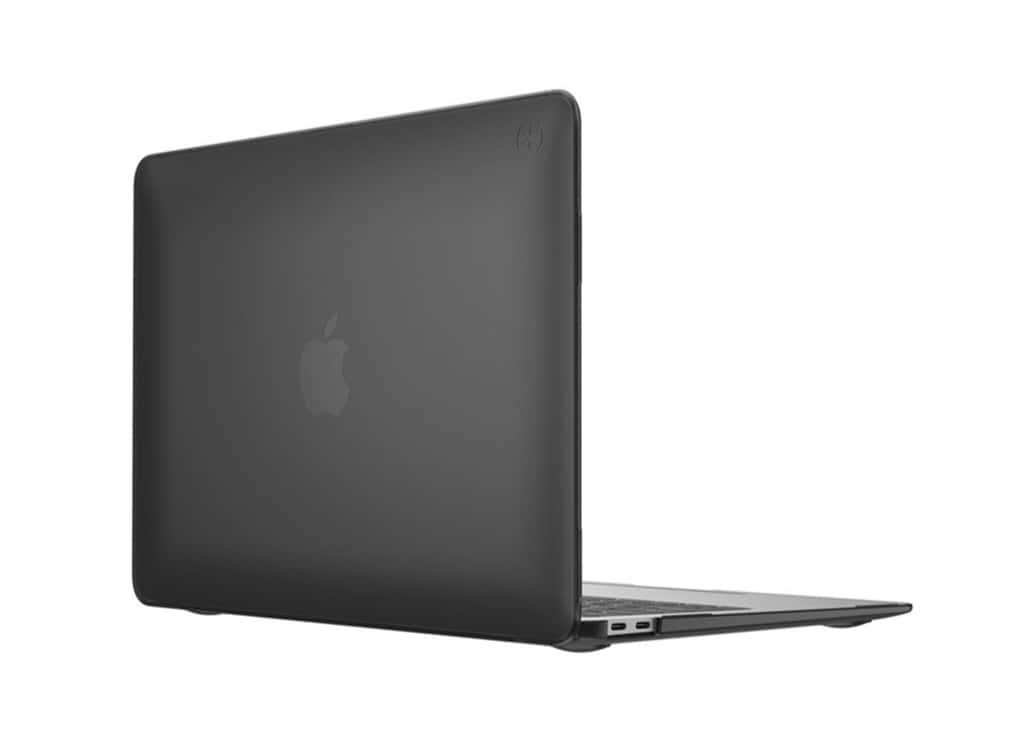 Black Macbook 桌布 壁紙 — 時尚的啞光黑色筆記本電腦保護殼，帶有 Apple 標誌，在工作室燈光下以乾淨的白色背景展示。
