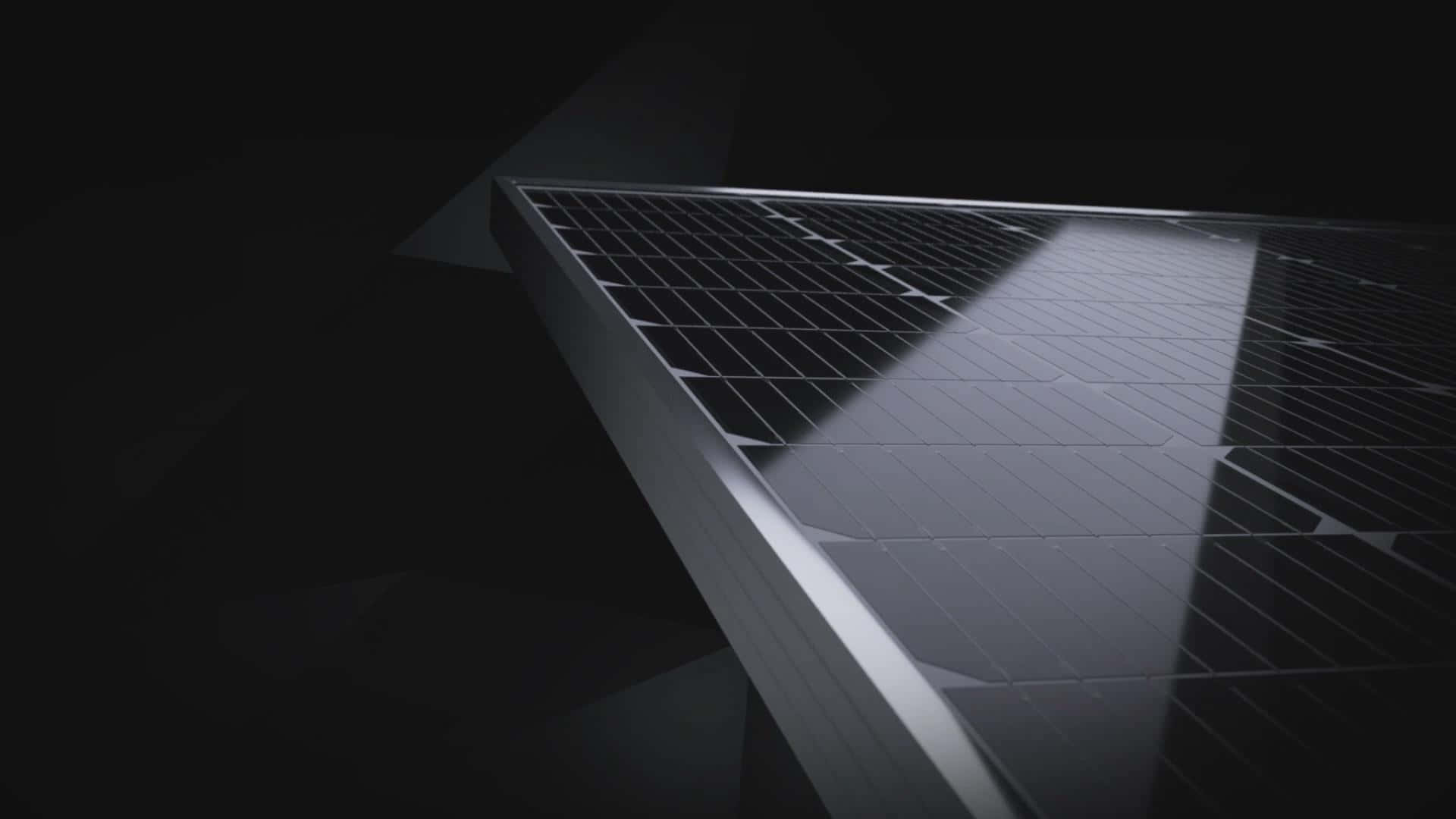 Electricity 桌布 壁紙 — 時尚的太陽能板傾斜在深色背景上，戲劇性的燈光突顯其網格圖案和金屬框架。