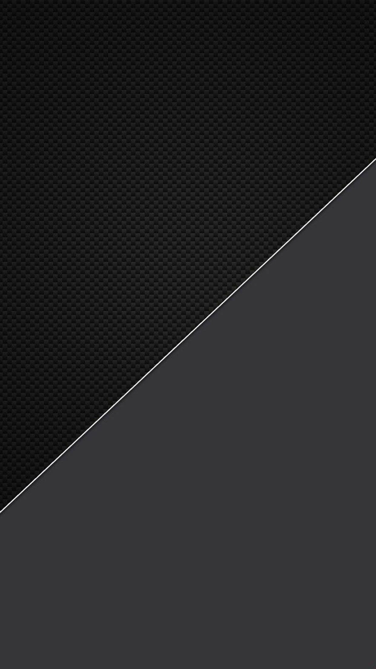 Black And Grey iPhone 桌布 壁紙 — 時尚的對角分割壁紙，黑色碳纖維紋理搭配平滑的深灰色漸變背景。