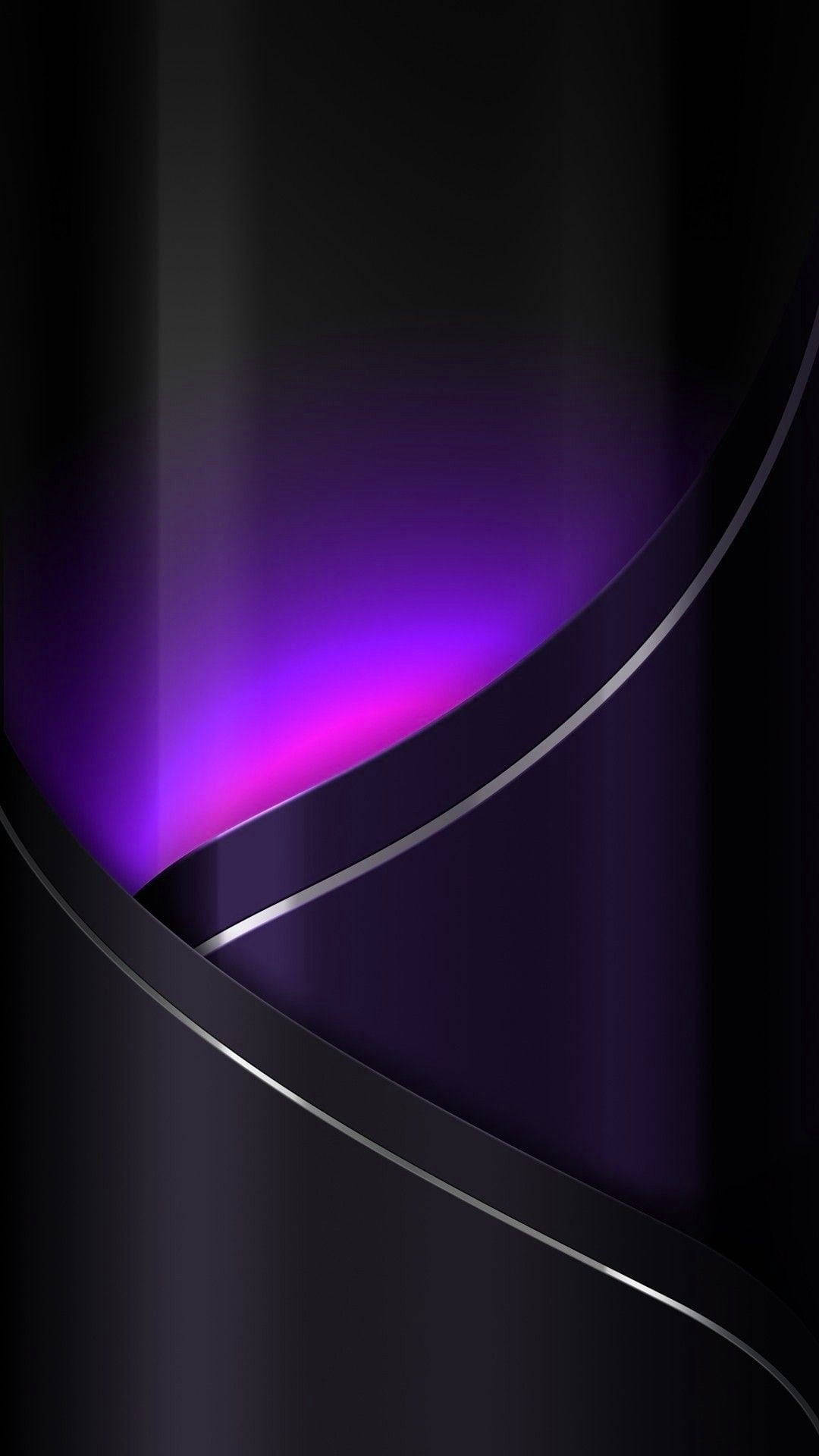 Black And Purple Phone 桌布 壁紙 — 時尚的抽象設計，在深色背景上，彎曲的金屬帶後方流動著發光的紫色光線。