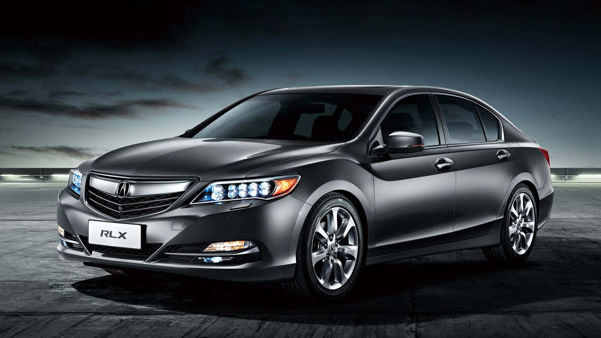 Acura Rlx 桌布 壁紙 — 時尚的消光灰色Acura RLX轎車在戲劇性的攝影棚燈光下，以陰暗多雲的天空為背景閃閃發光。