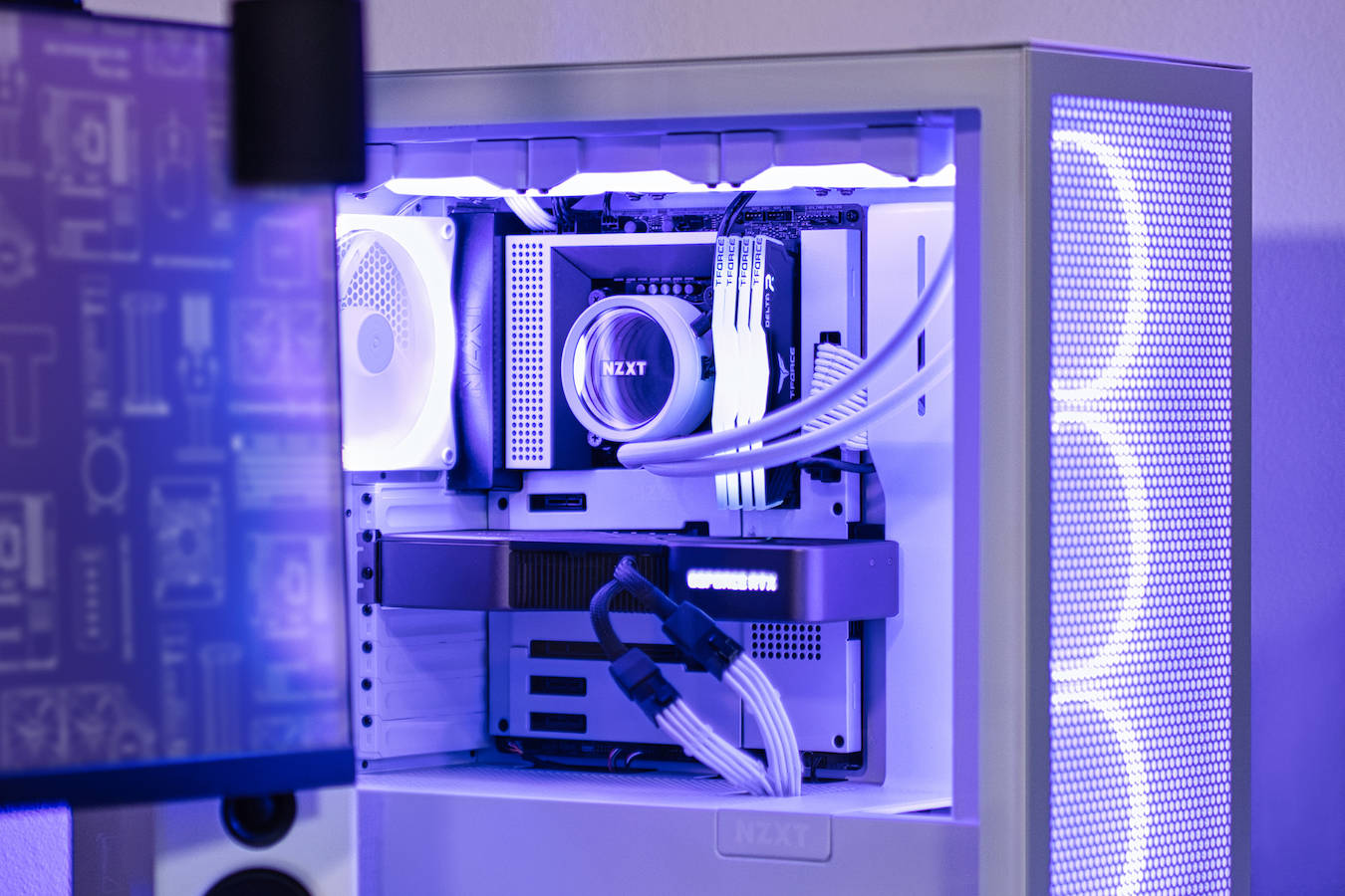 White Pc 桌布 壁紙 — 時尚的白色電腦機殼，以充滿活力的紫色LED燈光照明，展現其精心整理的內部組件。