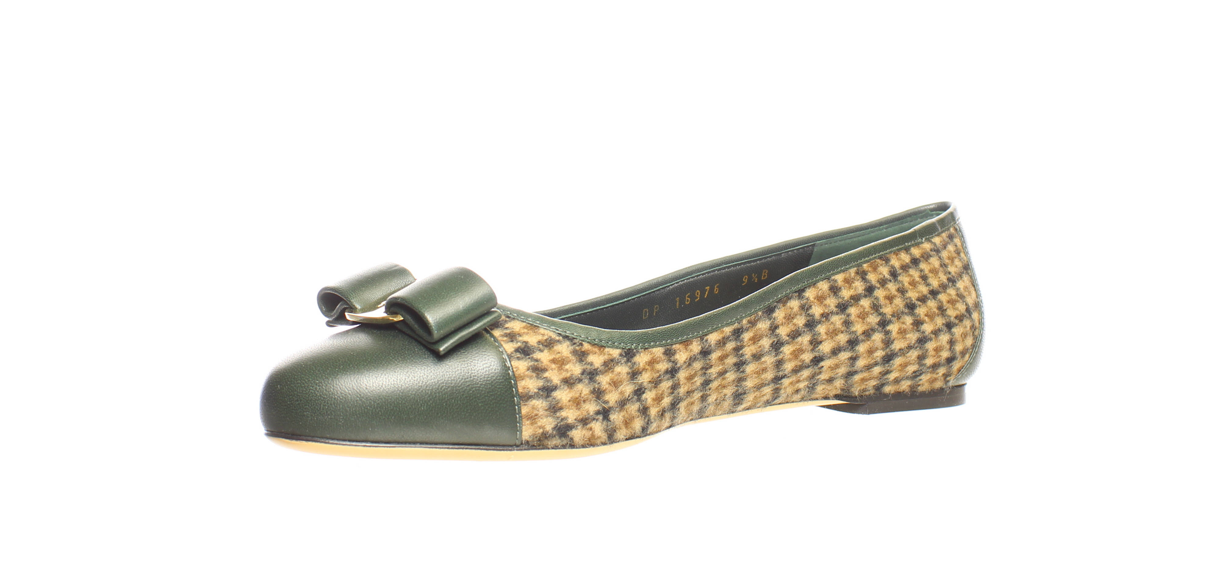 Ferragamo 桌布 壁紙 — 時尚的綠色和千鳥格平底鞋，帶有蝴蝶結細節，背景為純白色。