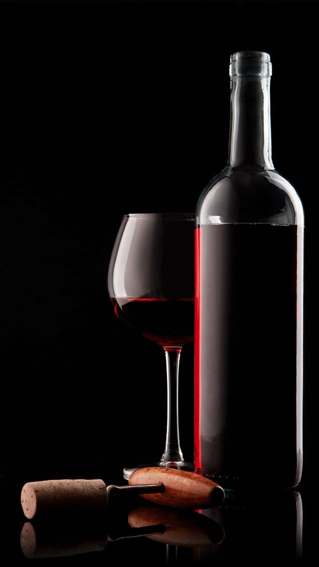 Red Wine Glass 桌布 壁紙 — 時尚的葡萄酒瓶和玻璃杯在帶有反射表面的漆黑背景下閃耀著濃郁的紅色液體。