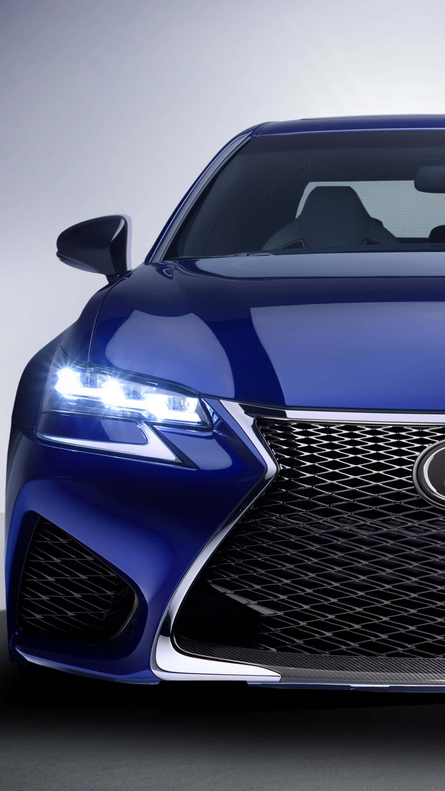 Lexus Gs F 桌布 壁紙 — 時尚的藍色 Lexus 跑車，配備發光頭燈和醒目水箱護罩，以簡約工作室背景襯托。