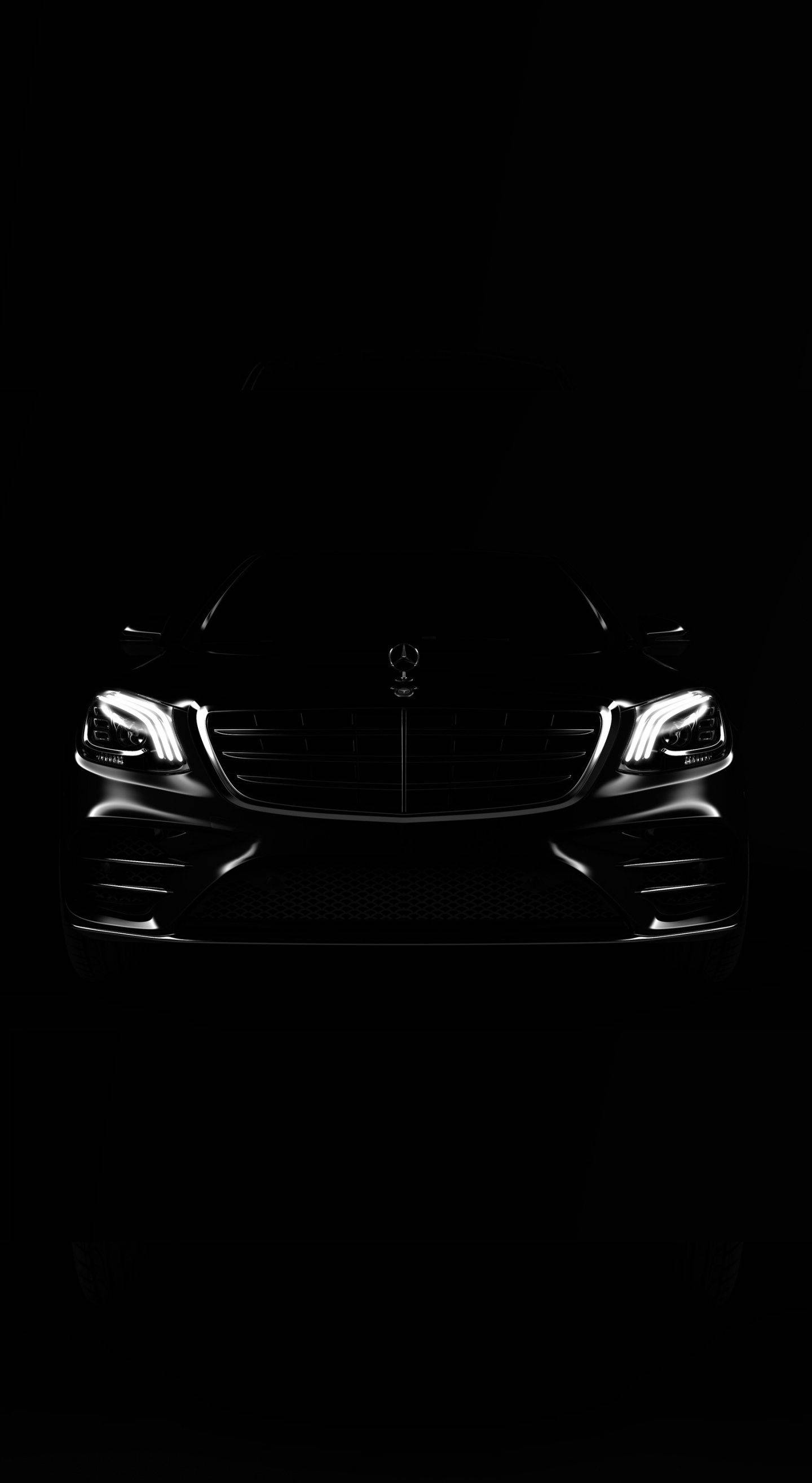 Mercedes 桌布 壁紙 — 時尚的賓士汽車前格柵和頭燈在漆黑背景下發出白光。