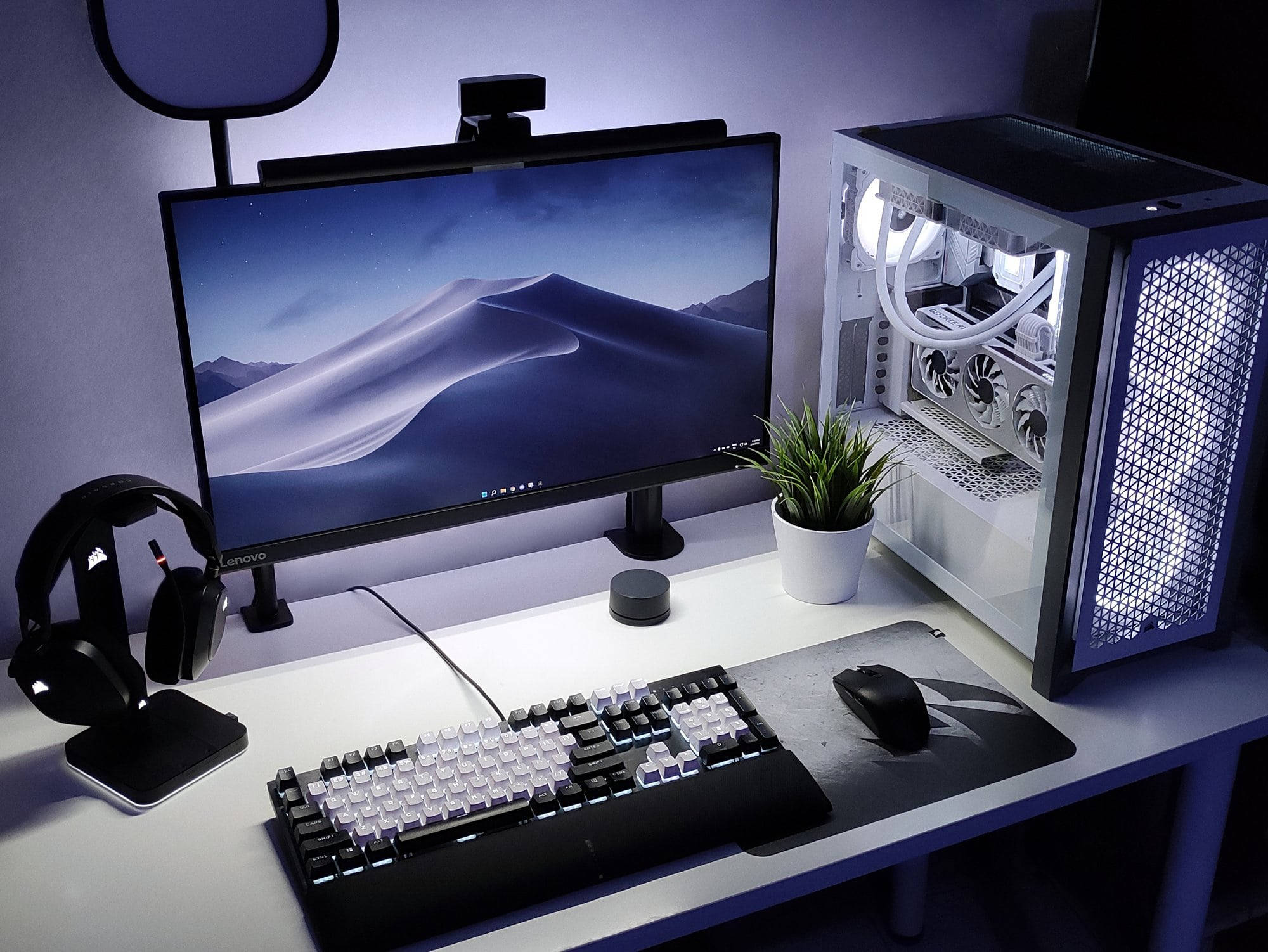 Gaming Setup 桌布 壁紙 — 時尚的遊戲設置，配備發光的白色電腦機箱和顯示器，在冷藍色環境燈光下顯示沙漠景觀。