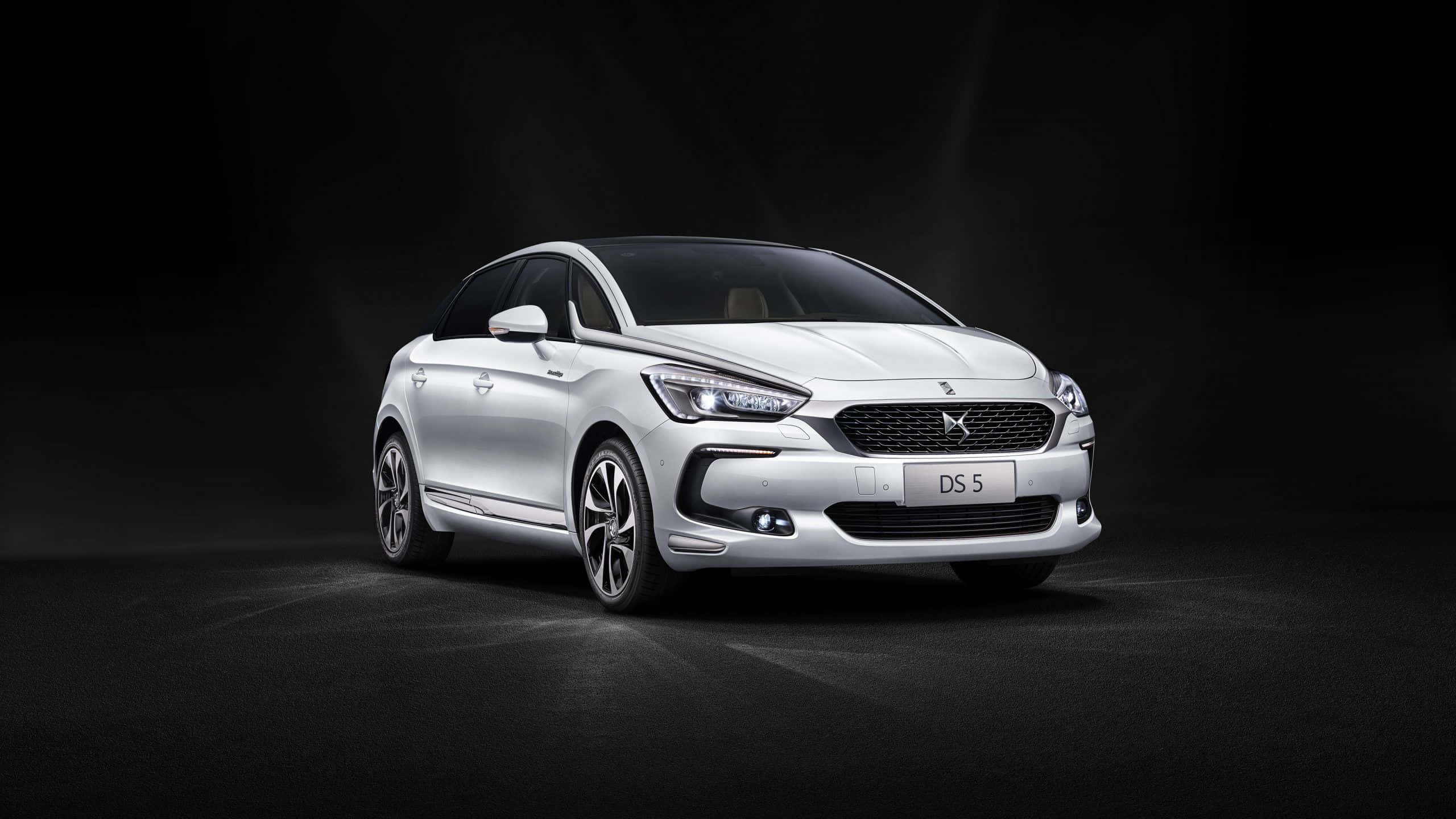 Ds Automobiles 桌布 壁紙 — 時尚的銀色DS 5豪華掀背車在戲劇性的攝影棚燈光下，在深色背景襯托下閃閃發光。