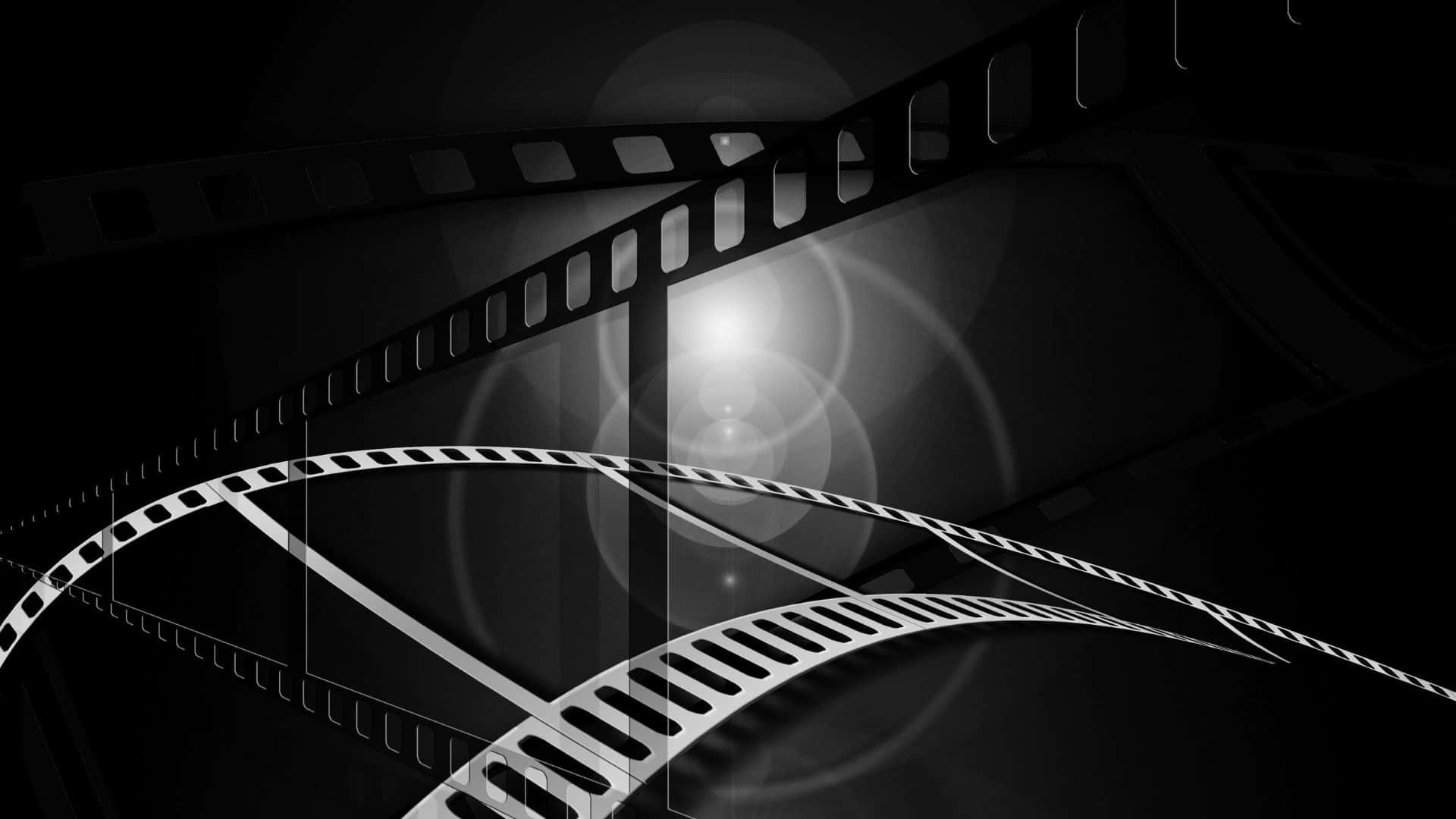 Black And White Movie 桌布 壁紙 — 時尚的銀色底片條在黑暗背景下動態彎曲，帶有發光的鏡頭光暈。
