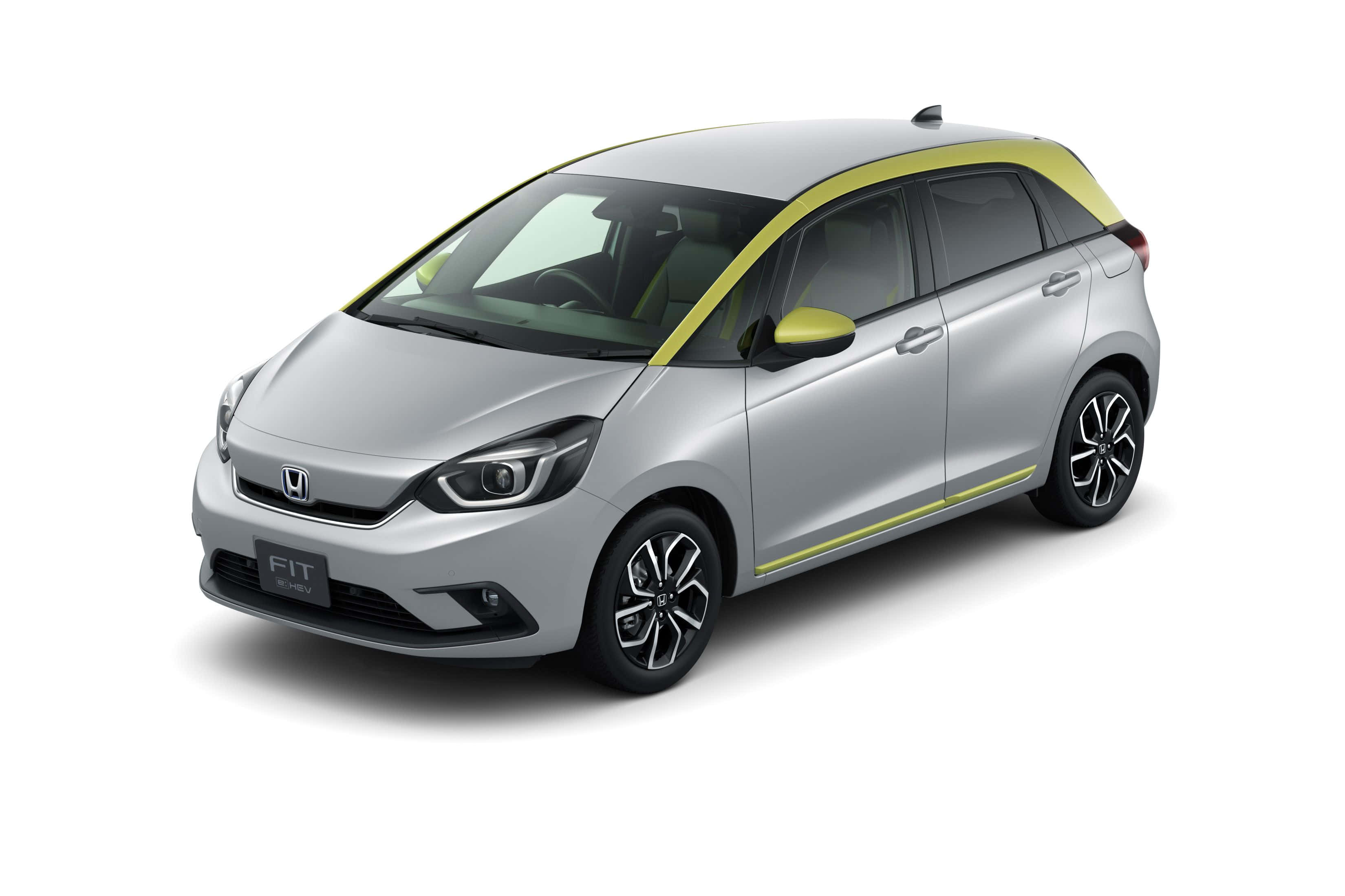 Honda Fit 桌布 壁紙 — 時尚的銀色本田Fit，車頂側鏡和飾條上帶有鮮豔的黃色點綴，在潔白的背景下脫穎而出。