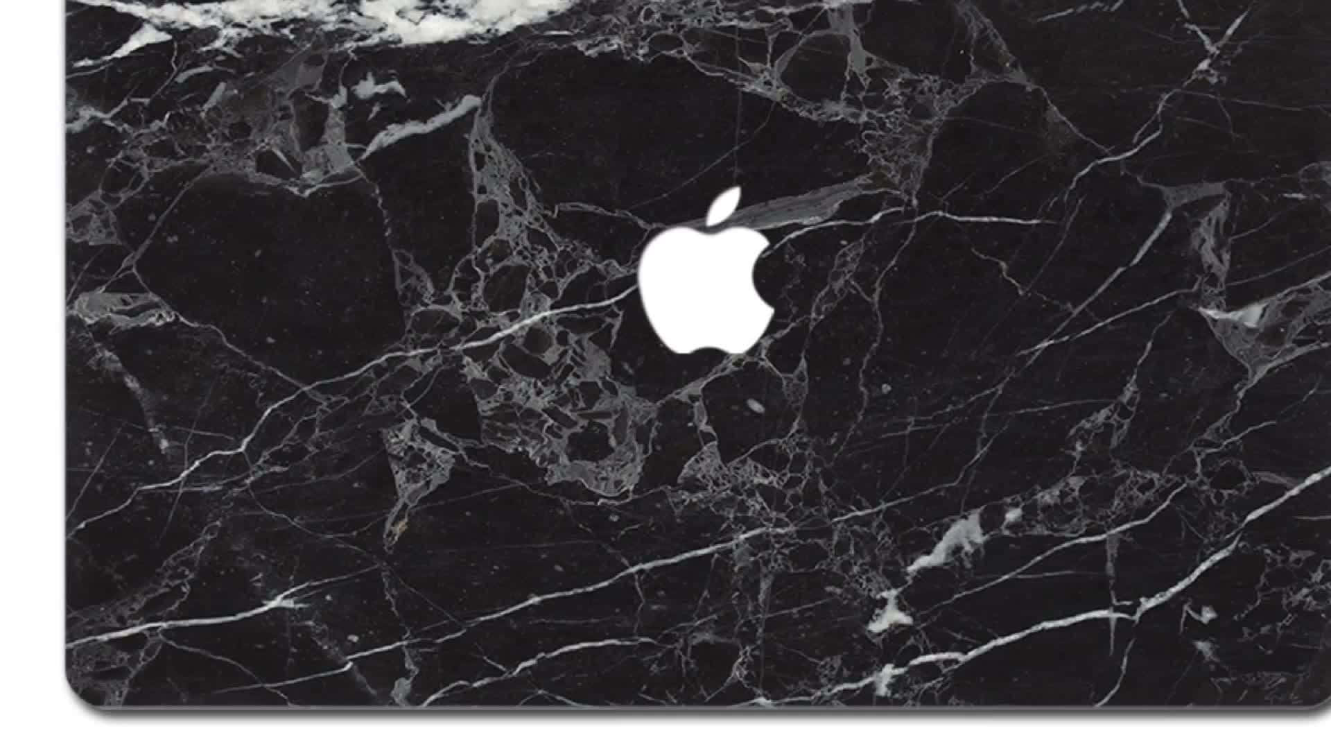 Aesthetic Gray Marble 桌布 壁紙 — 時尚的黑色大理石筆記型電腦蓋，帶有白色紋理和居中發光的Apple標誌。
