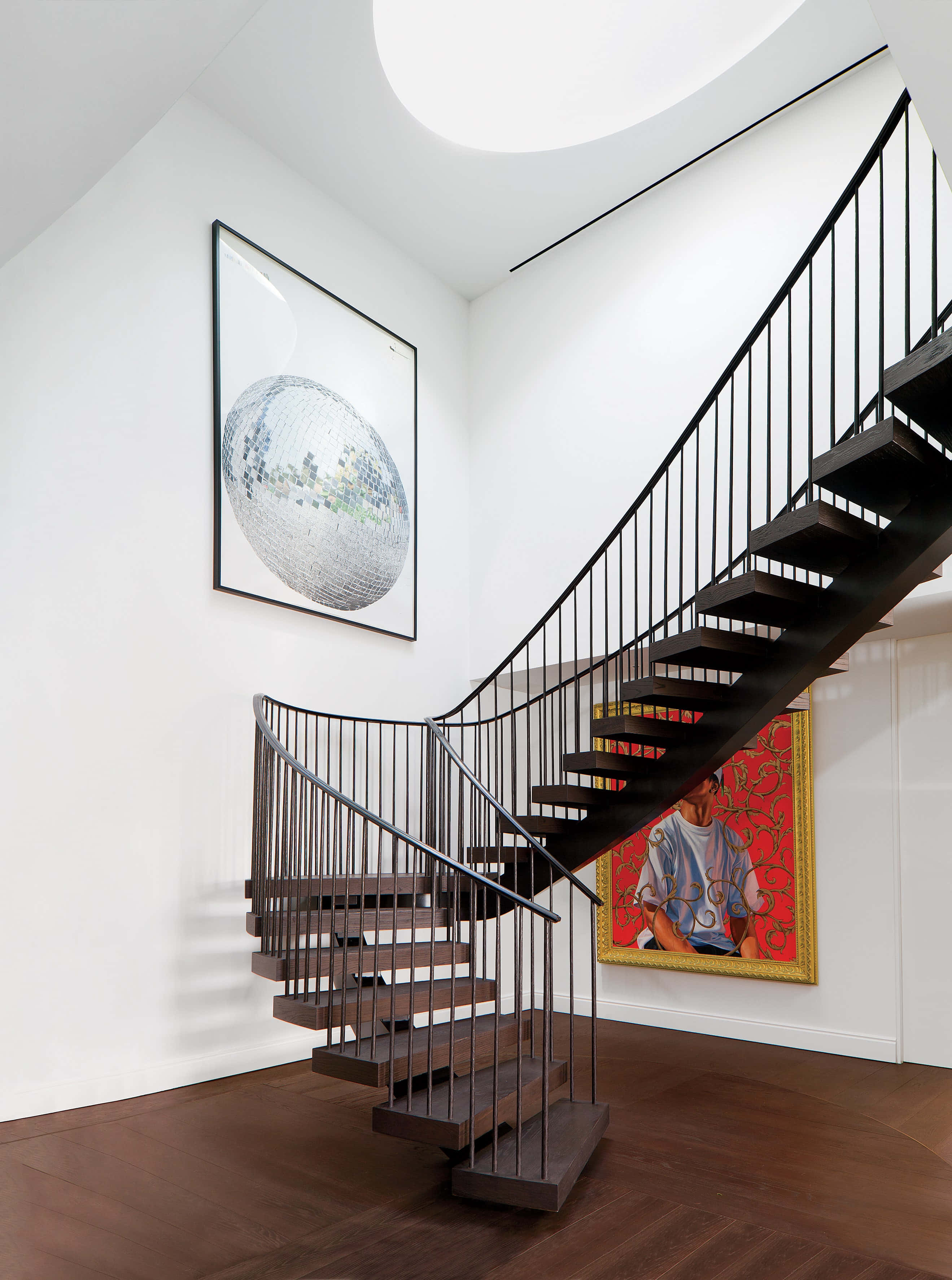 Interior Design 桌布 壁紙 — 時尚的黑色金屬螺旋樓梯在極簡白色室內上升，配有硬木地板和現代藝術牆飾。