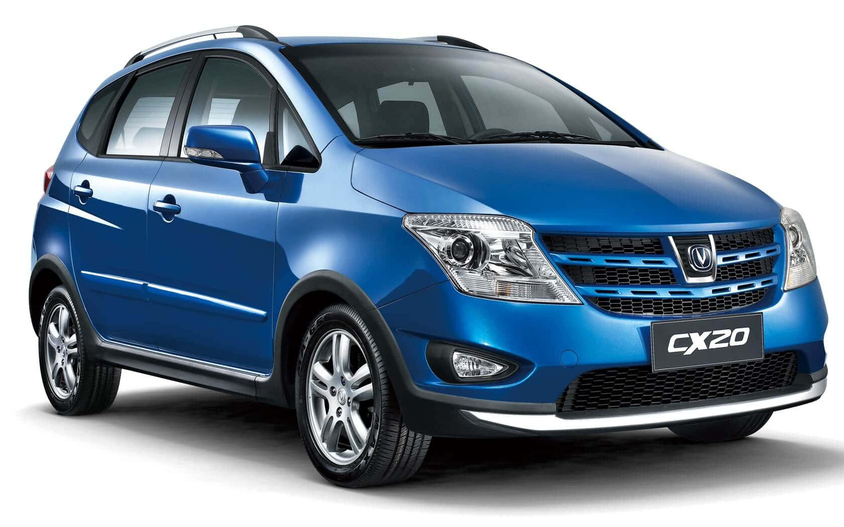 Changan 桌布 壁紙 — 時尚藍色CX20緊湊型SUV，在工作室燈光下以純白背景展示。