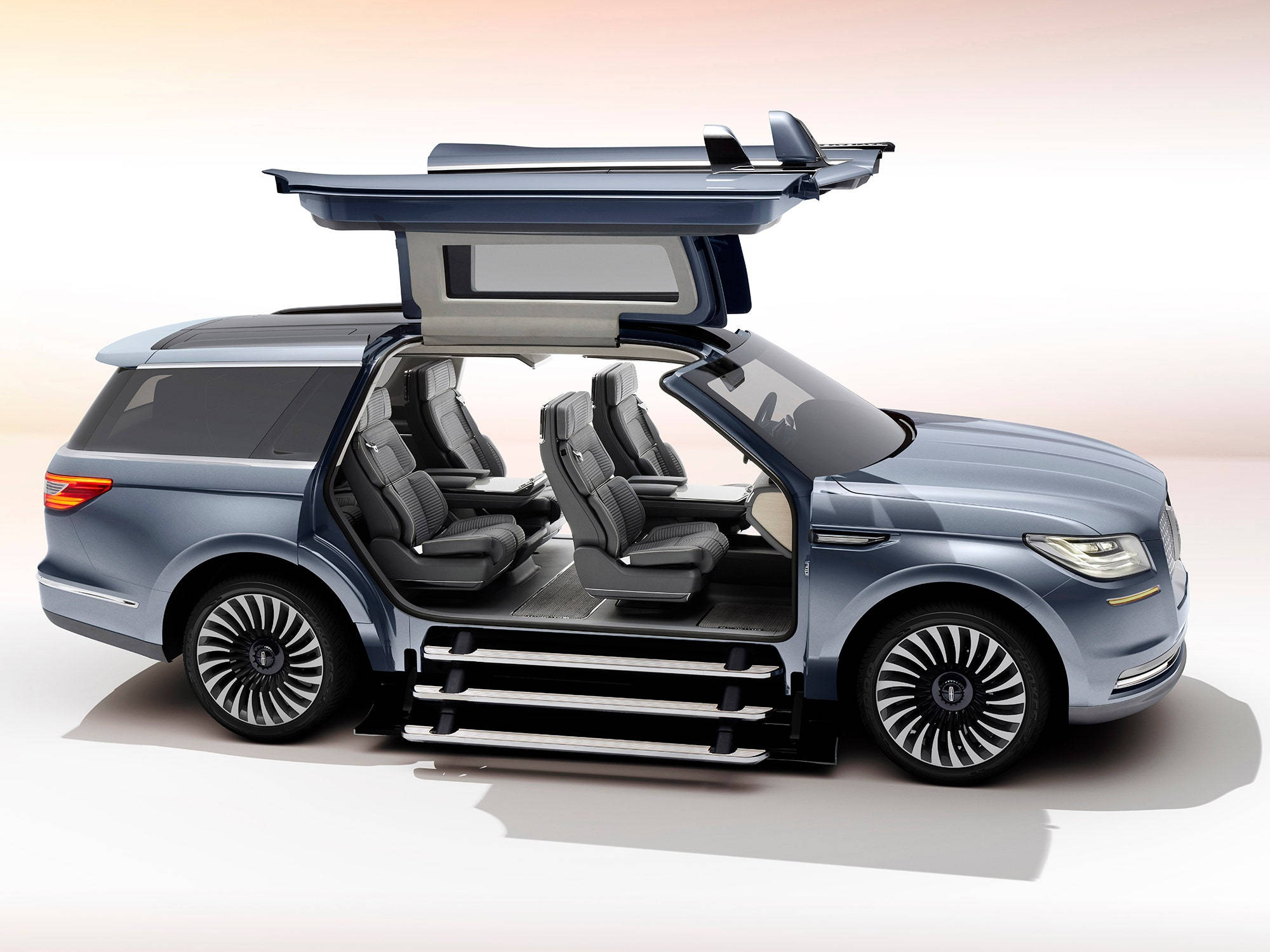 cars 桌布 壁紙 — 時尚藍色豪華SUV，車門和車頂打開，展現寬敞內部空間和車頂上的衝浪板。