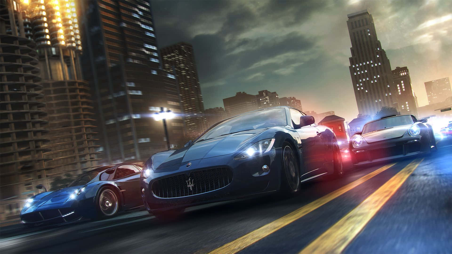 Racing Games 桌布 壁紙 — 時尚跑車在黃昏時分穿過霓虹燈照亮的天際線，高聳的摩天大樓和發光的街燈。