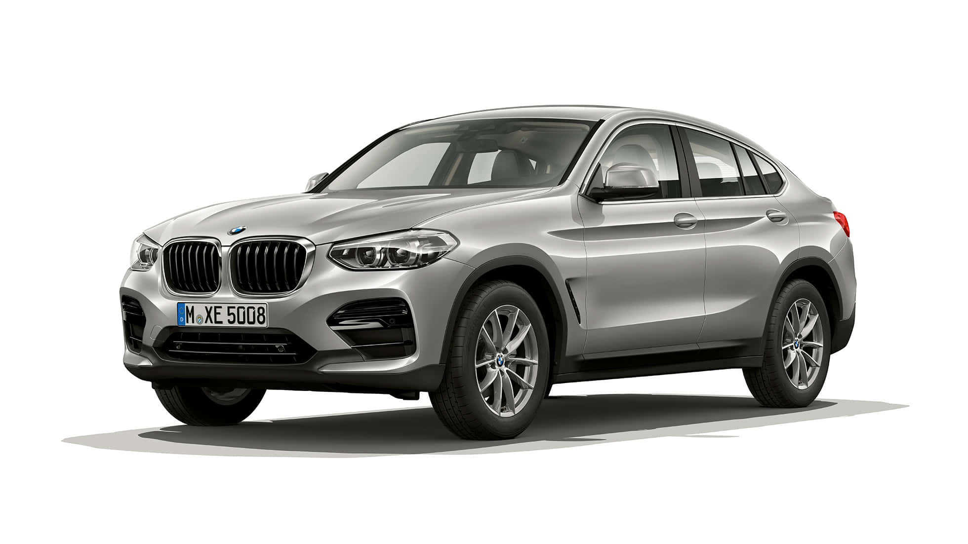 Bmw X4 桌布 壁紙 — 時尚銀色BMW X4 SUV在攝影棚燈光下，以潔白背景和柔和陰影呈現。