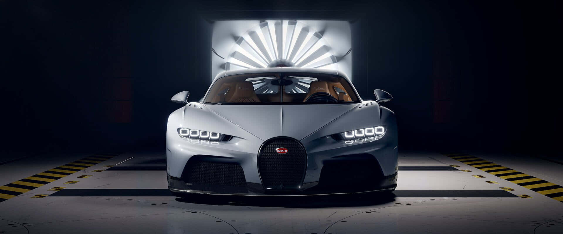 Best Bugatti 桌布 壁紙 — 時尚銀色Bugatti Chiron Super Sport 300+在戲劇性的工作室燈光下閃耀，背景是燦爛的太陽光芒。