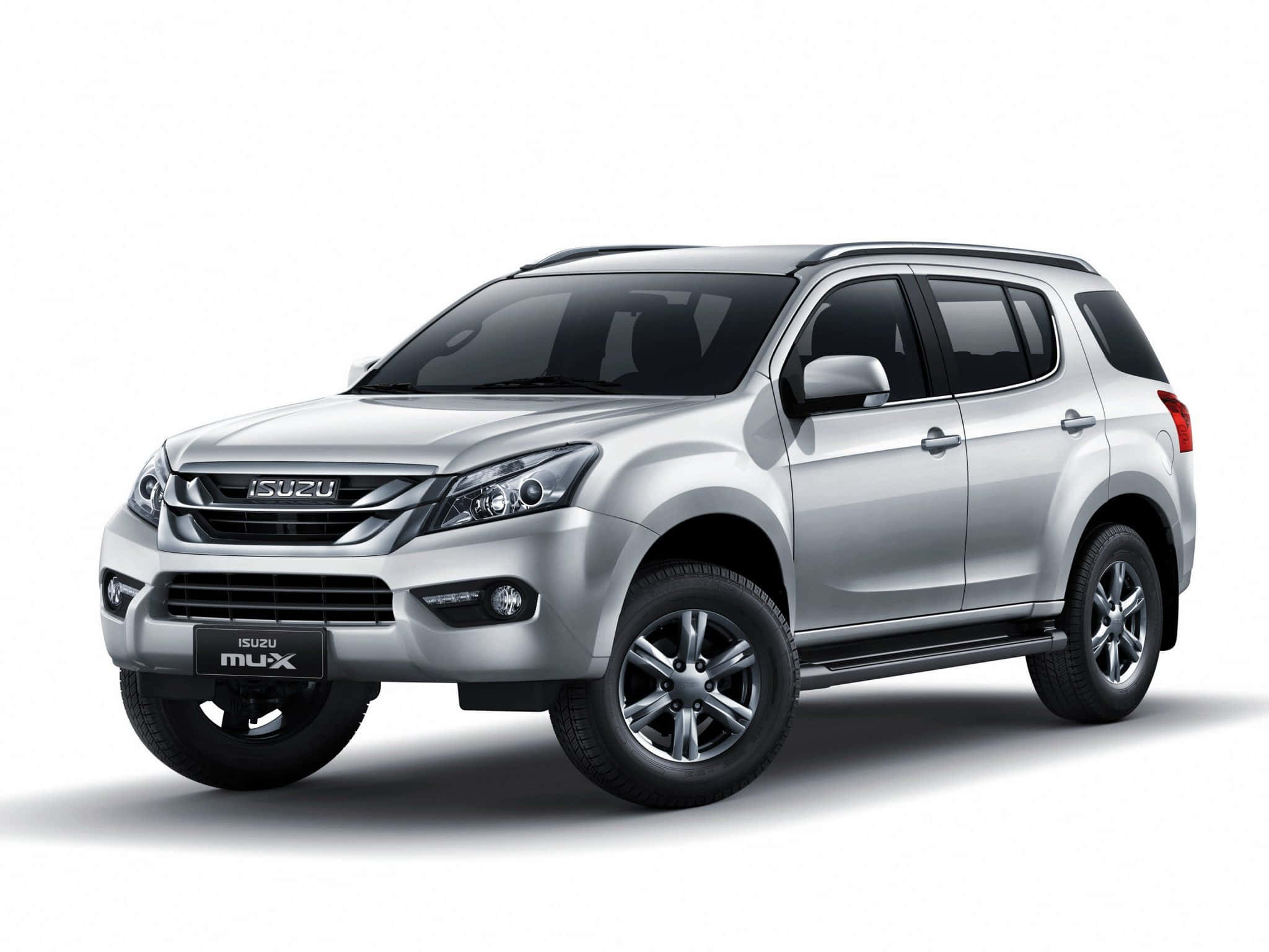 Isuzu 桌布 壁紙 — 時尚銀色Isuzu MUX SUV在乾淨的攝影棚拍攝中展示，帶有柔和陰影和反射表面。