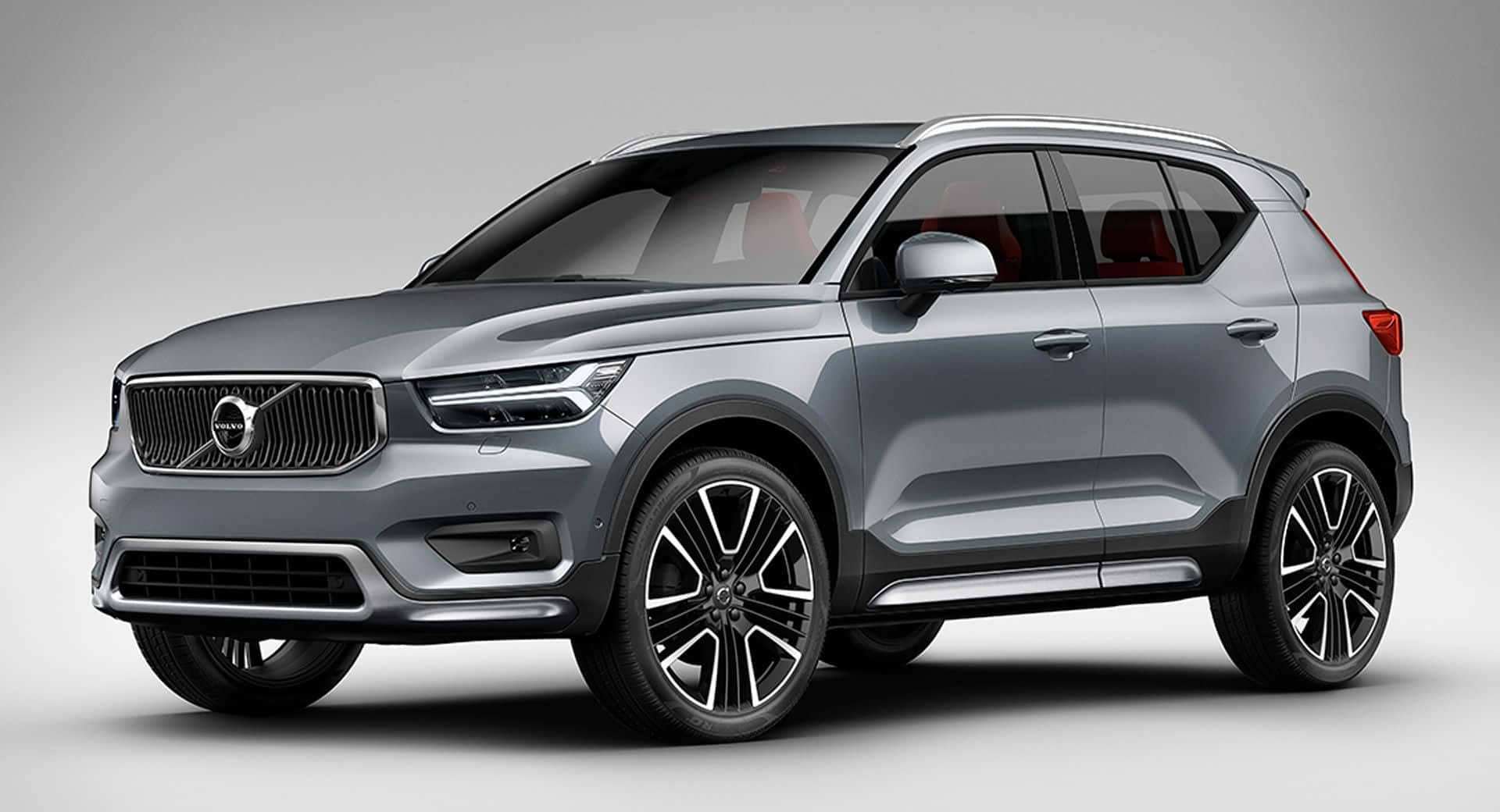 Family Car 桌布 壁紙 — 時尚銀色富豪SUV，配備黑色合金輪圈和紅色內裝座椅，在簡約工作室環境中展示。