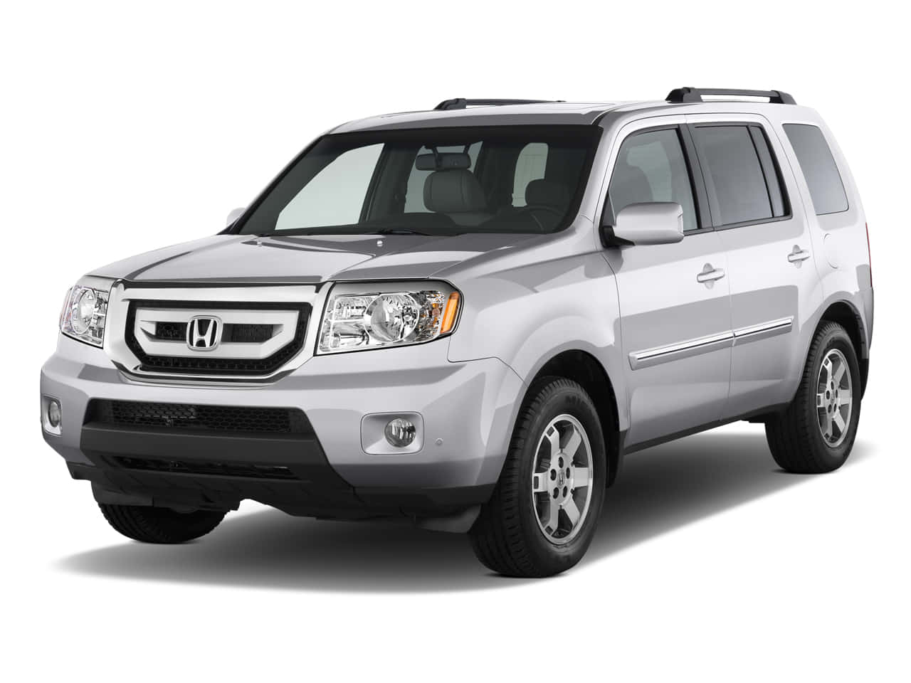 Honda Pilot 桌布 壁紙 — 時尚銀色本田Pilot SUV在工作室燈光下以純白背景展示。