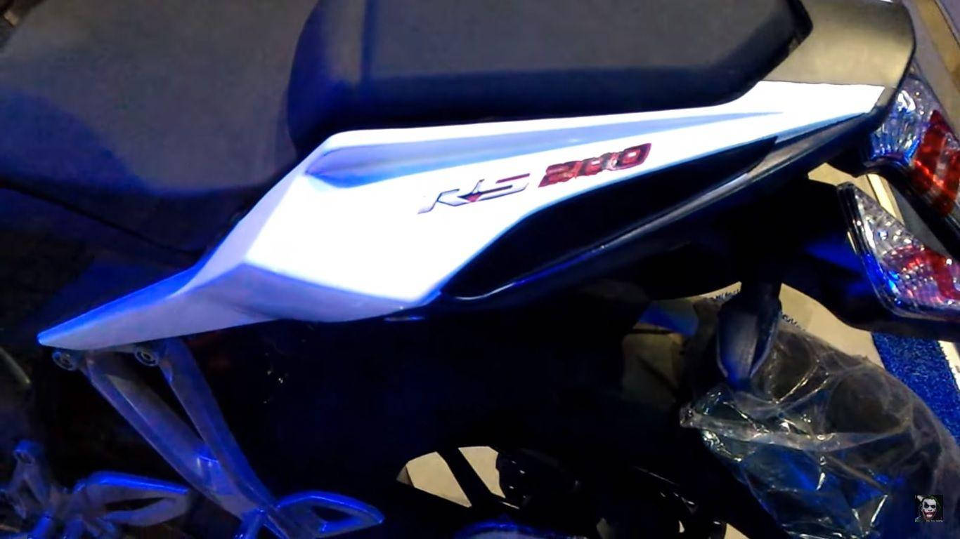 Racing 桌布 壁紙 — 時尚黑白RS 200機車的近距離特寫，帶有發光藍色底盤燈和紅色尾燈。