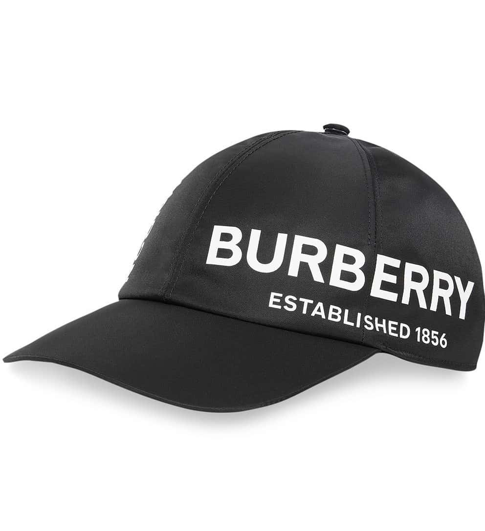 Burberry 桌布 壁紙 — 時尚黑色 Burberry 棒球帽，帶有醒目的白色品牌標誌和「ESTABLISHED 1856」文字，背景為純白色。