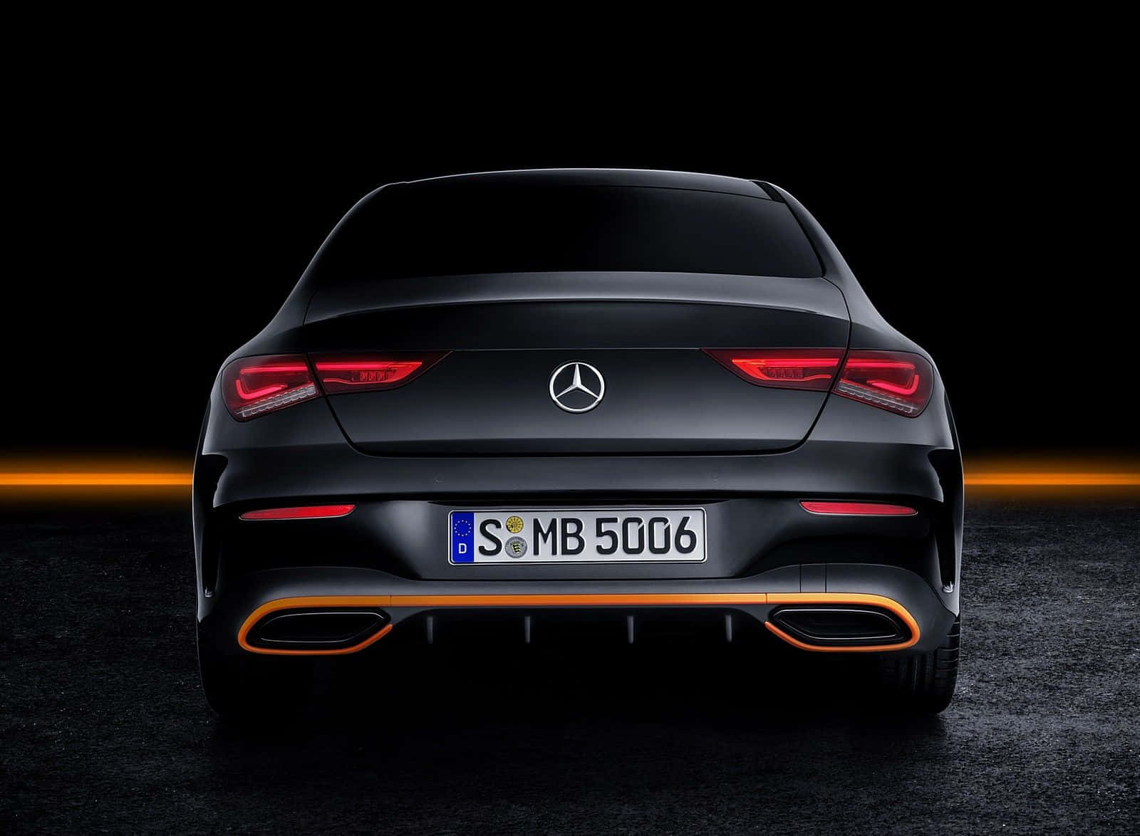 桌布 壁紙 — 時尚黑色 Mercedes-Benz CLA 的後視圖，帶有發光的紅色尾燈和橙色排氣裝飾，背景為深色，帶有溫暖的水平光條。