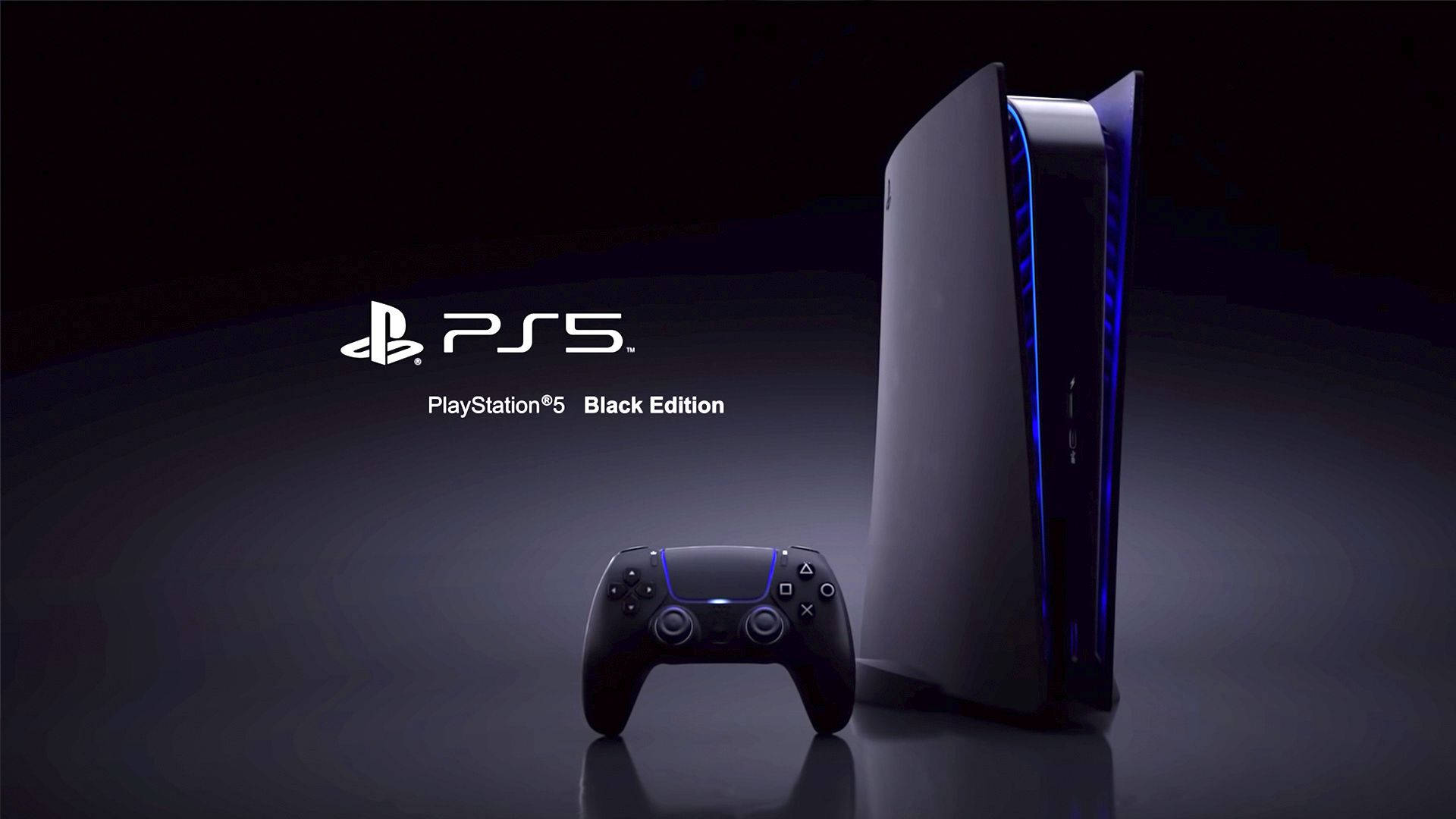PS5 動態圖片 桌布 壁紙 — 時尚黑色PlayStation 5主機和控制器在黑暗的攝影棚背景下發出藍光。