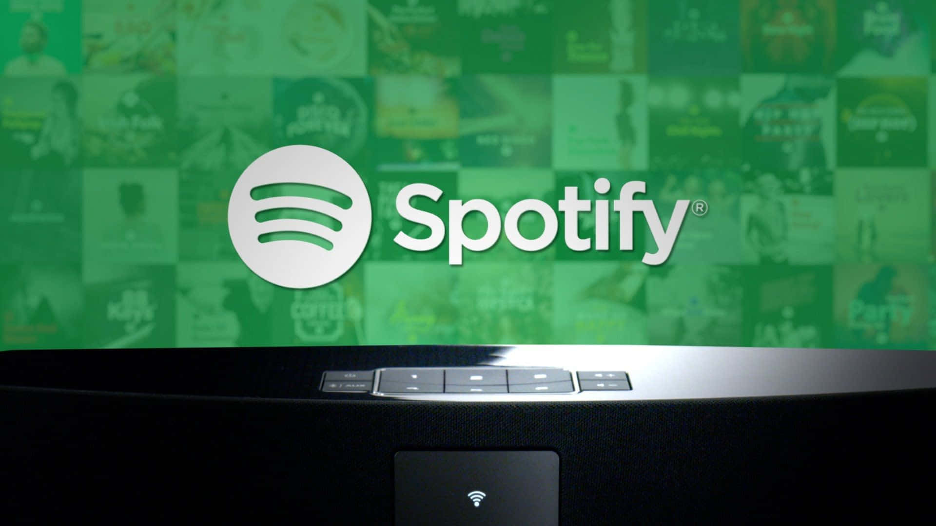 Spotify 桌布 壁紙 — 時尚黑色soundbar在充滿活力的綠色專輯封面馬賽克背景上顯示Spotify標誌。