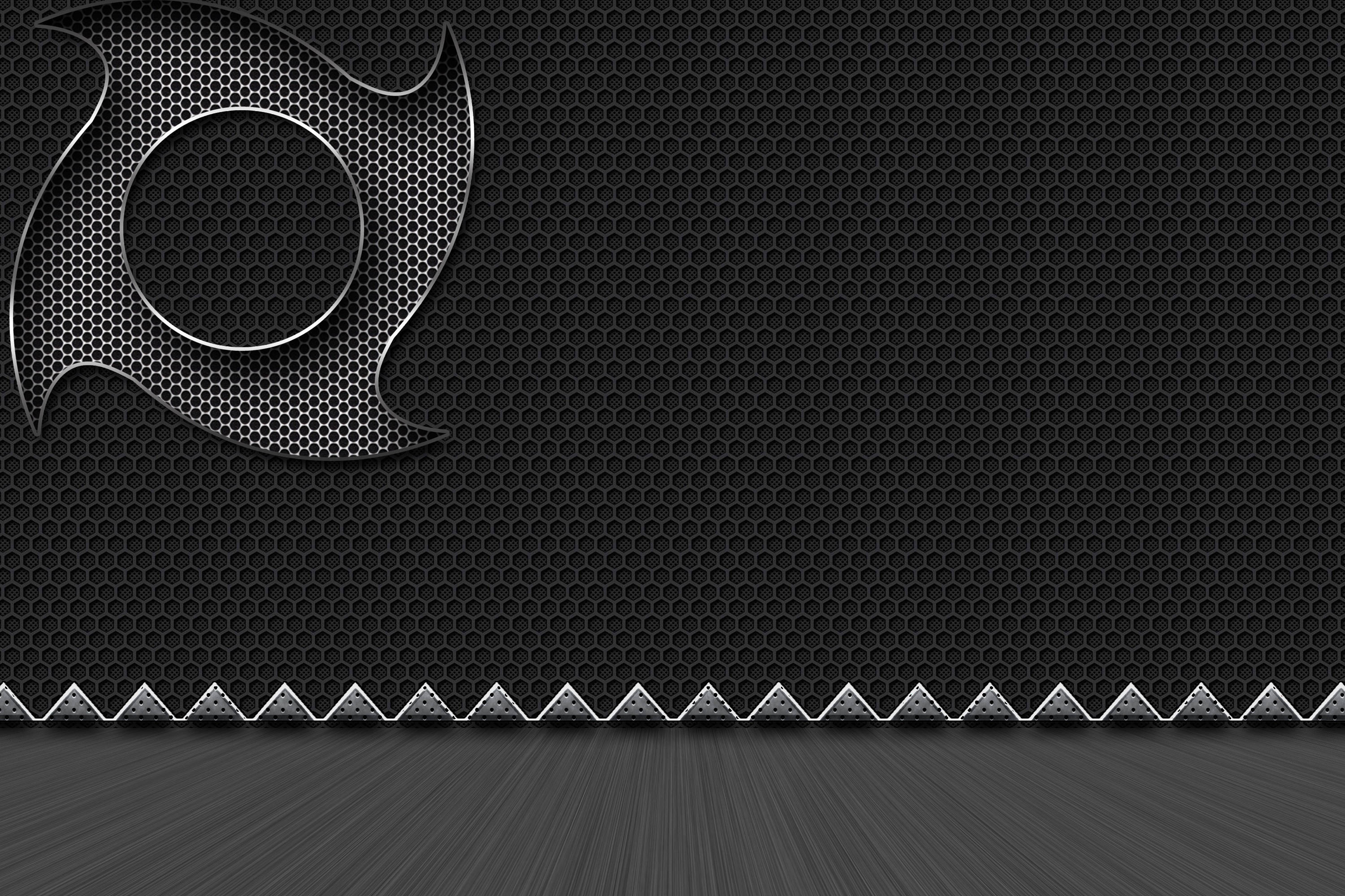 Black And Grey iPhone 桌布 壁紙 — 時尚黑色六角形網格牆，帶有金屬徽章和幾何地板飾邊。