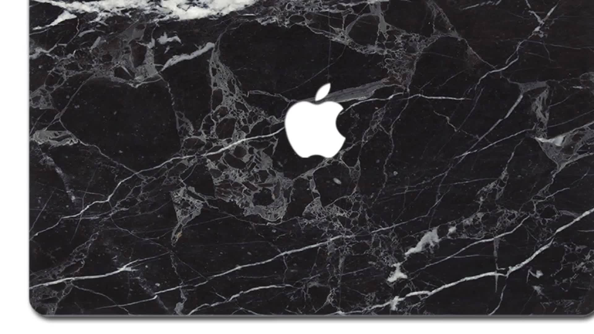 Aesthetic Black And White 桌布 壁紙 — 時尚黑色大理石筆記型電腦蓋，帶有白色紋理，中央有發光的白色Apple標誌。