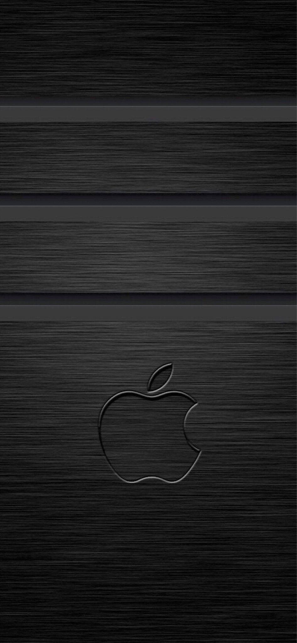 3D iPhone 壁紙 桌布 壁紙 — 時尚黑色拉絲金屬壁紙，中央水平條紋間有一個簡約的Apple標誌。