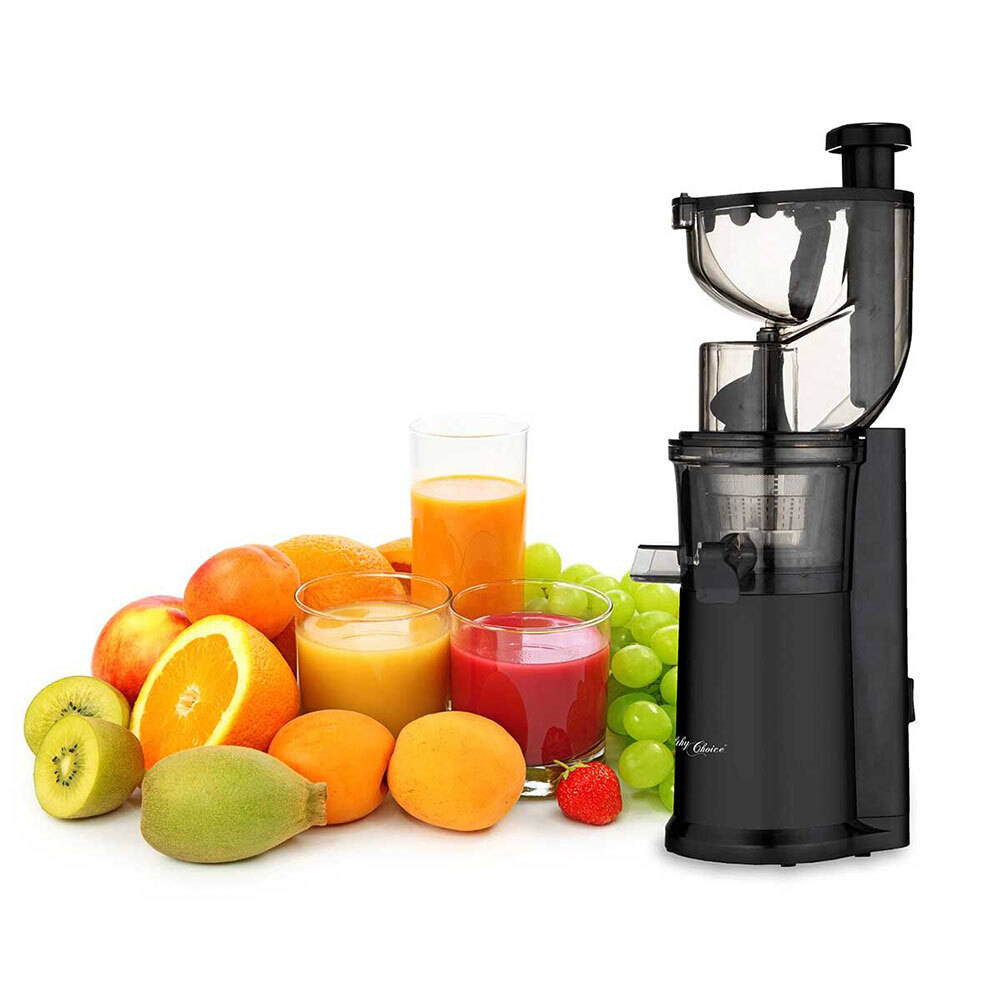 healthy 桌布 壁紙 — 時尚黑色榨汁機旁邊放著充滿活力的橙汁和紅汁杯，周圍環繞著新鮮水果，如奇異果、柳橙、葡萄和草莓。