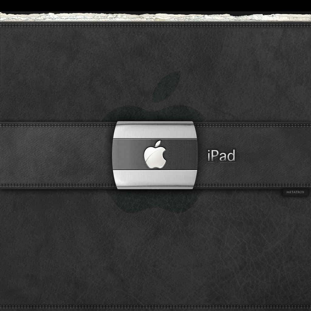 iPad 2 桌布 壁紙 — 時尚黑色皮革iPad保護套，配有銀色Apple標誌扣環和縫線細節。