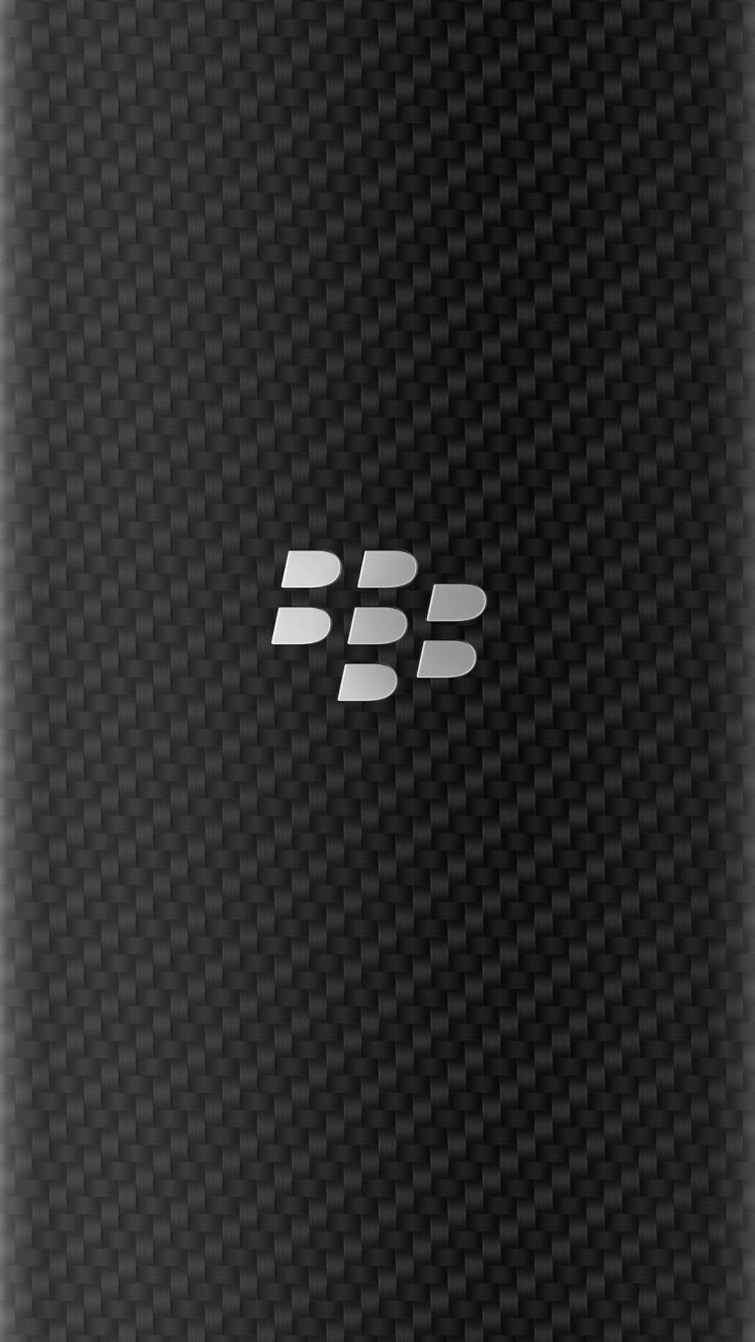 Blackberry 桌布 壁紙 — 時尚黑色碳纖維手機背蓋，中央帶有銀色BlackBerry標誌。