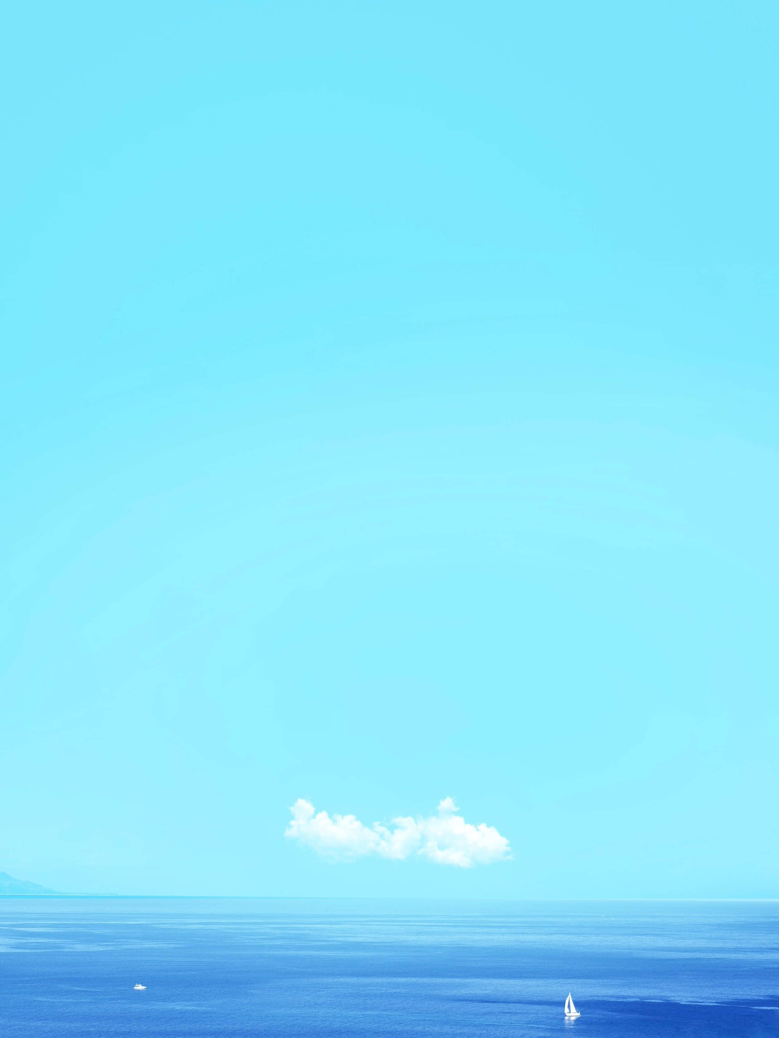 Minimalist Ocean 桌布 壁紙 — 晴朗天空下，廣闊寧靜的海洋，一艘孤獨的帆船和地平線上一小片雲。