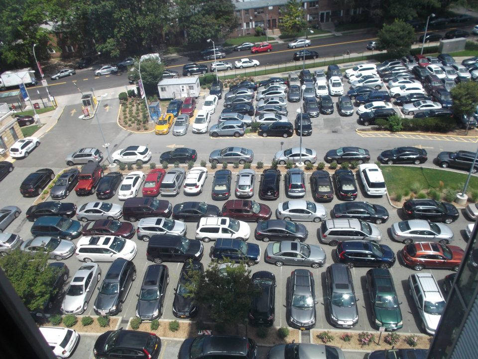 汽車 桌布 壁紙 — 晴朗日光下，一個擠滿各種汽車的停車場的鳥瞰圖。