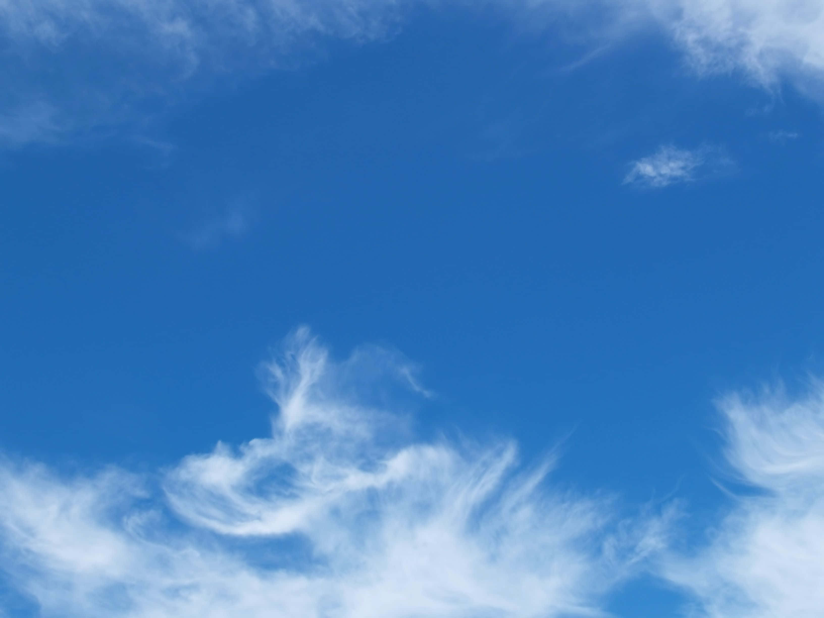 Cloudy Sky 桌布 壁紙 — 晴朗白天，充滿輕柔白雲的鮮豔藍天。