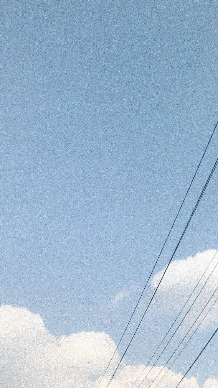 Pastel Blue 桌布 壁紙 — 晴朗的藍天，蓬鬆的白雲，以及斜跨畫面的電線。