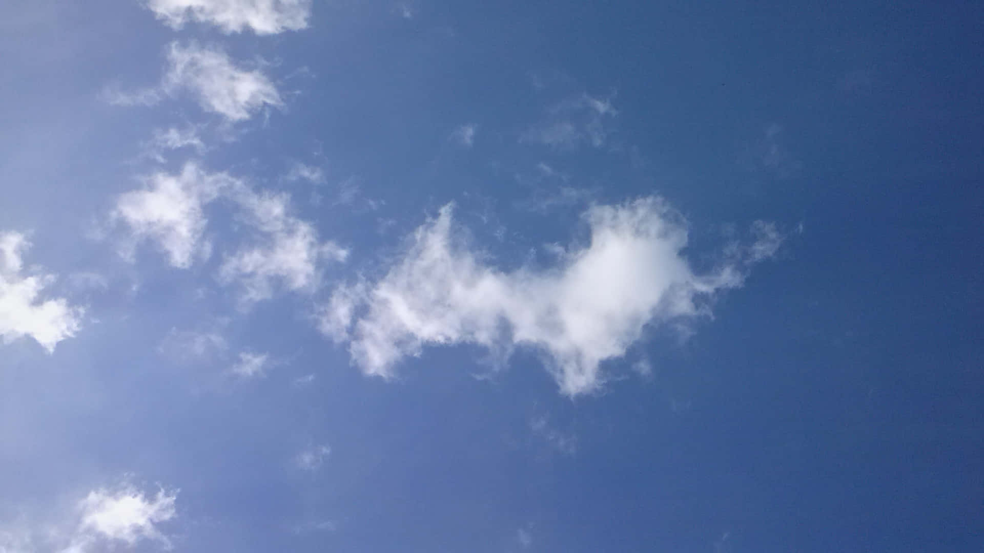 SKY-27 壁紙 — 晴朗的藍天，點綴著蓬鬆的白雲，輕輕飄過。
