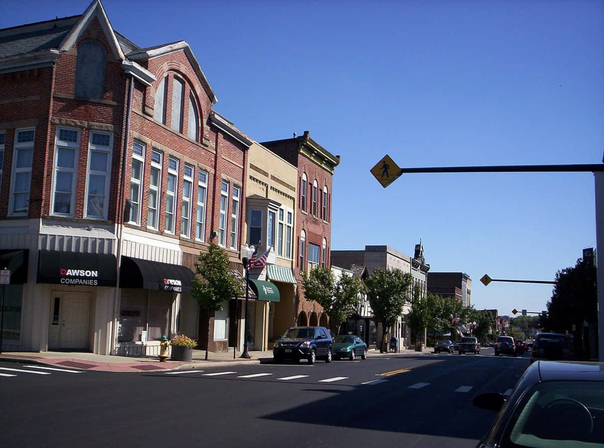 Ashland County 桌布 壁紙 — 晴朗的街道景觀，歷史悠久的磚砌建築帶有遮陽篷，停放的汽車在清澈的藍天下。