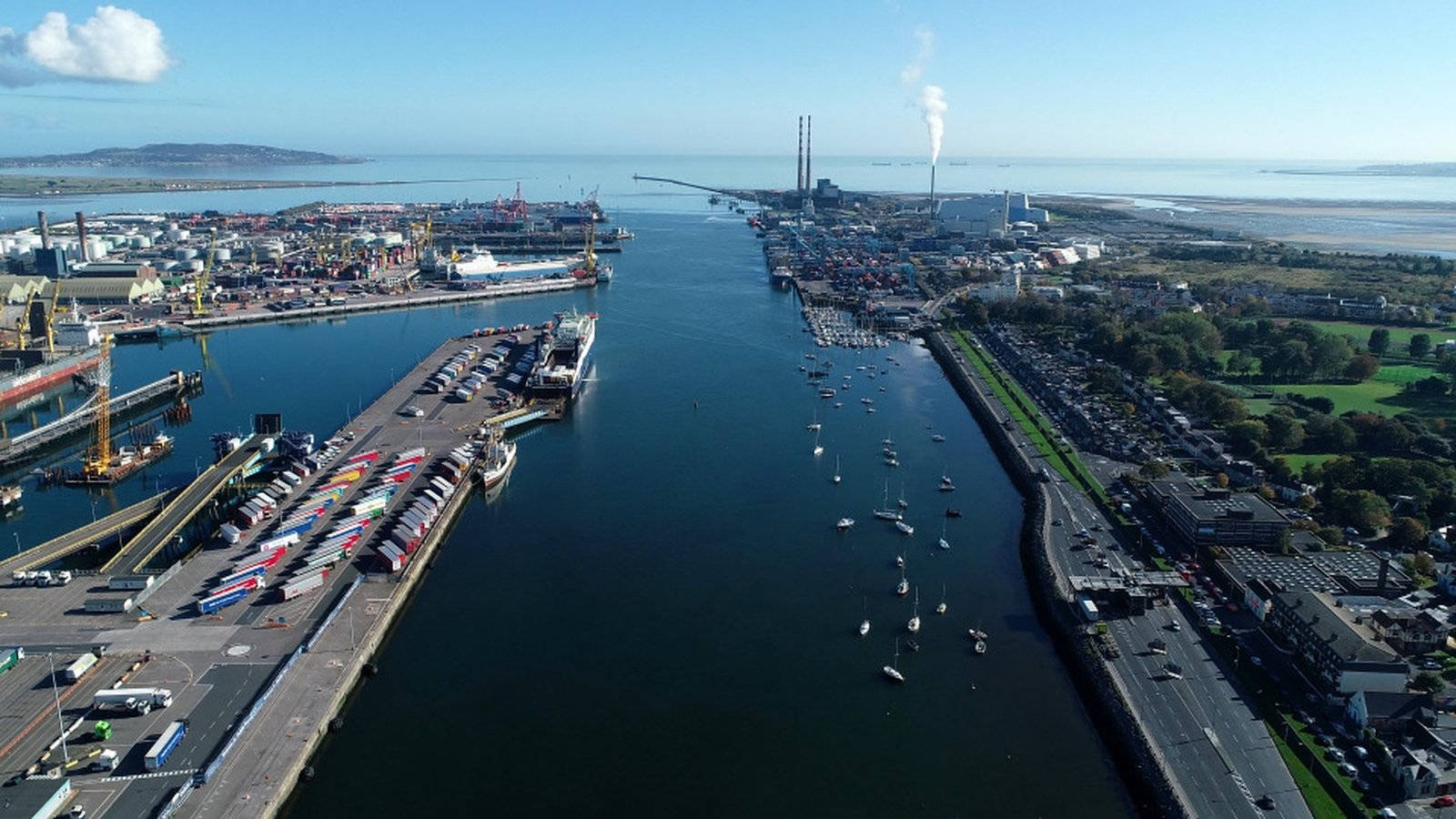 Port 桌布 壁紙 — 晴朗藍天下，寬闊水道沿岸船隻、起重機和工業建築林立的繁忙港口鳥瞰圖。